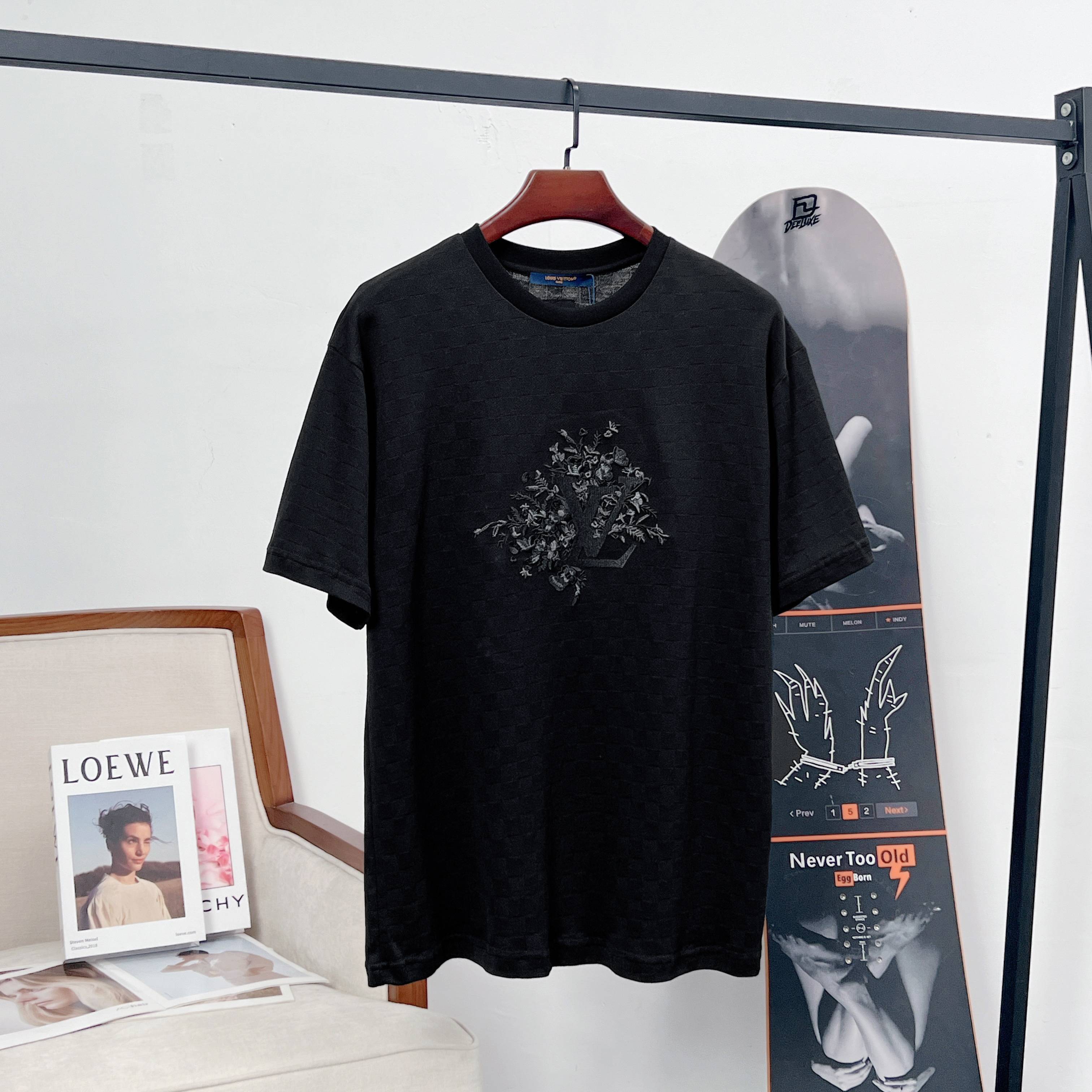 P90 Louis Vuitton LV camiseta de manga corta jacquard de cuadros con bordado de ramo. La combinación de logotipo en rel…