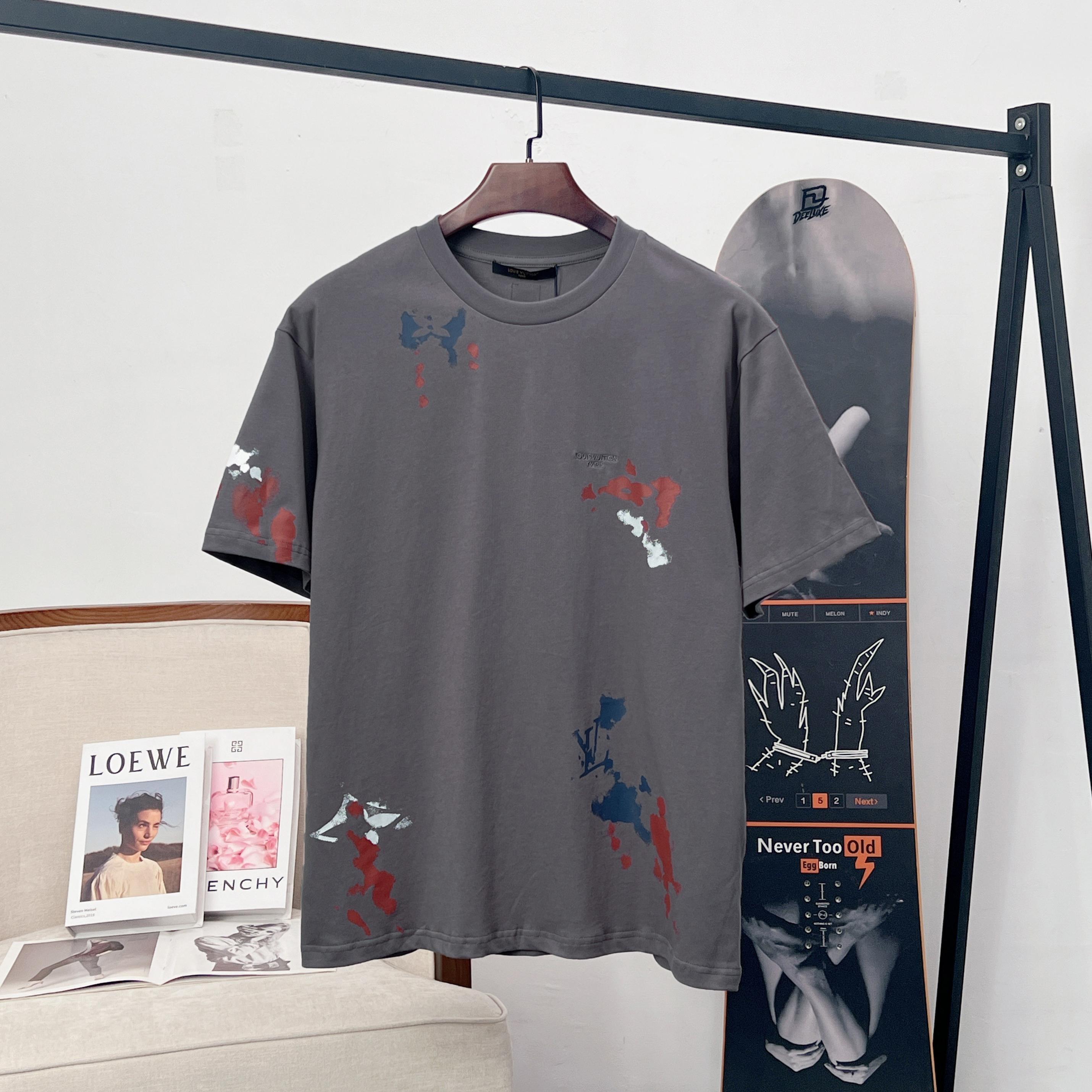 P85 Louis Vuitton LV camiseta de manga corta con letras pequeñas bordadas y efecto salpicadura. Proceso de estampado de…