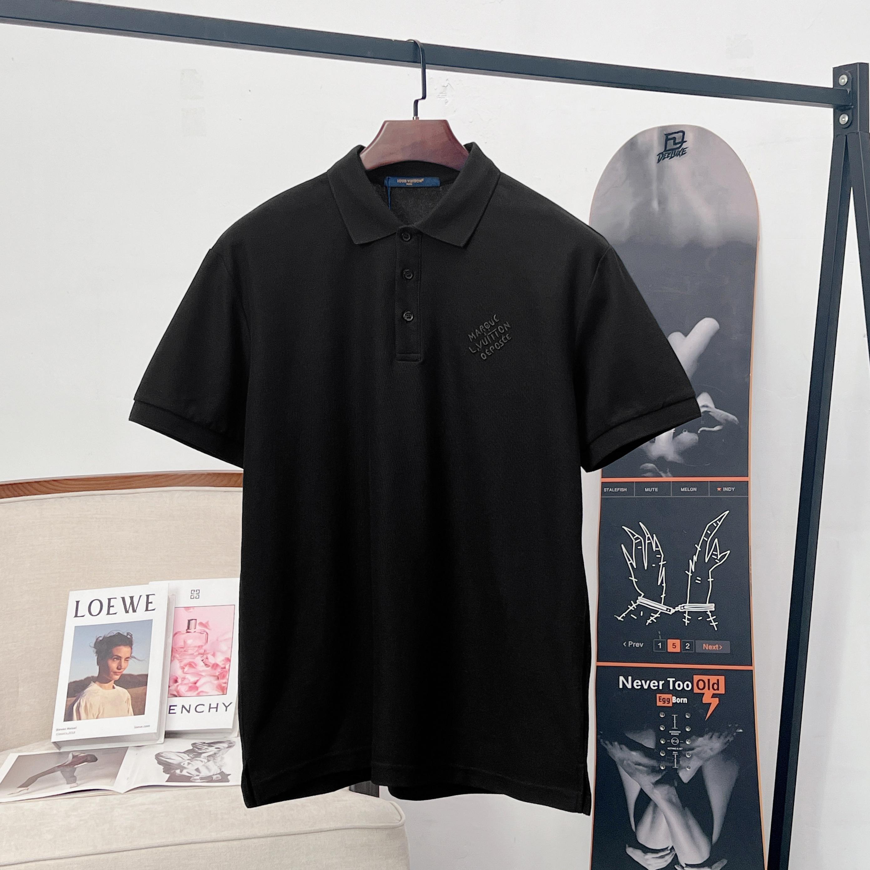 P85 路易威登 LV 标识字母刺绣珠地棉POLO衫 采用210克珠地棉面料，面料吸湿透气 亲肤。珠地结构表面呈现凹凸疏孔，形似蜂巢，促进空气循环，散热效果优良 衣领袖口罗纹采用进口纱线织造，久穿不变形。 进口绣花机胸前logo刺绣 原版…