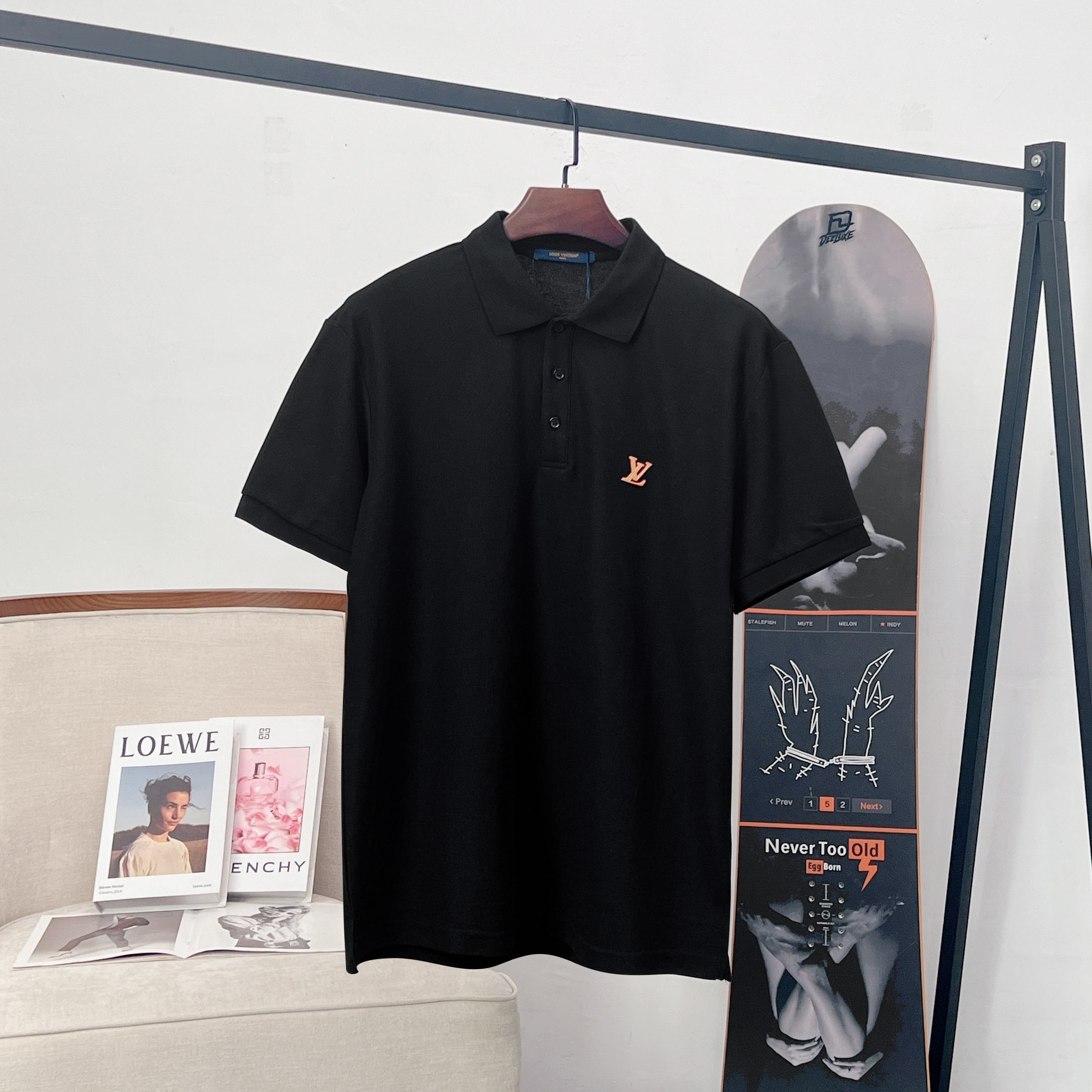 P88 路易威登 LV 皮标logo章仔珠地棉POLO衫 采用210克珠地棉面料，面料吸湿透气 亲肤。珠地结构表面呈现凹凸疏孔，形似蜂巢，促进空气循环，散热效果优良 衣领袖口罗纹采用进口纱线织造，久穿不变形。 进口绣花机胸前logo刺绣 …