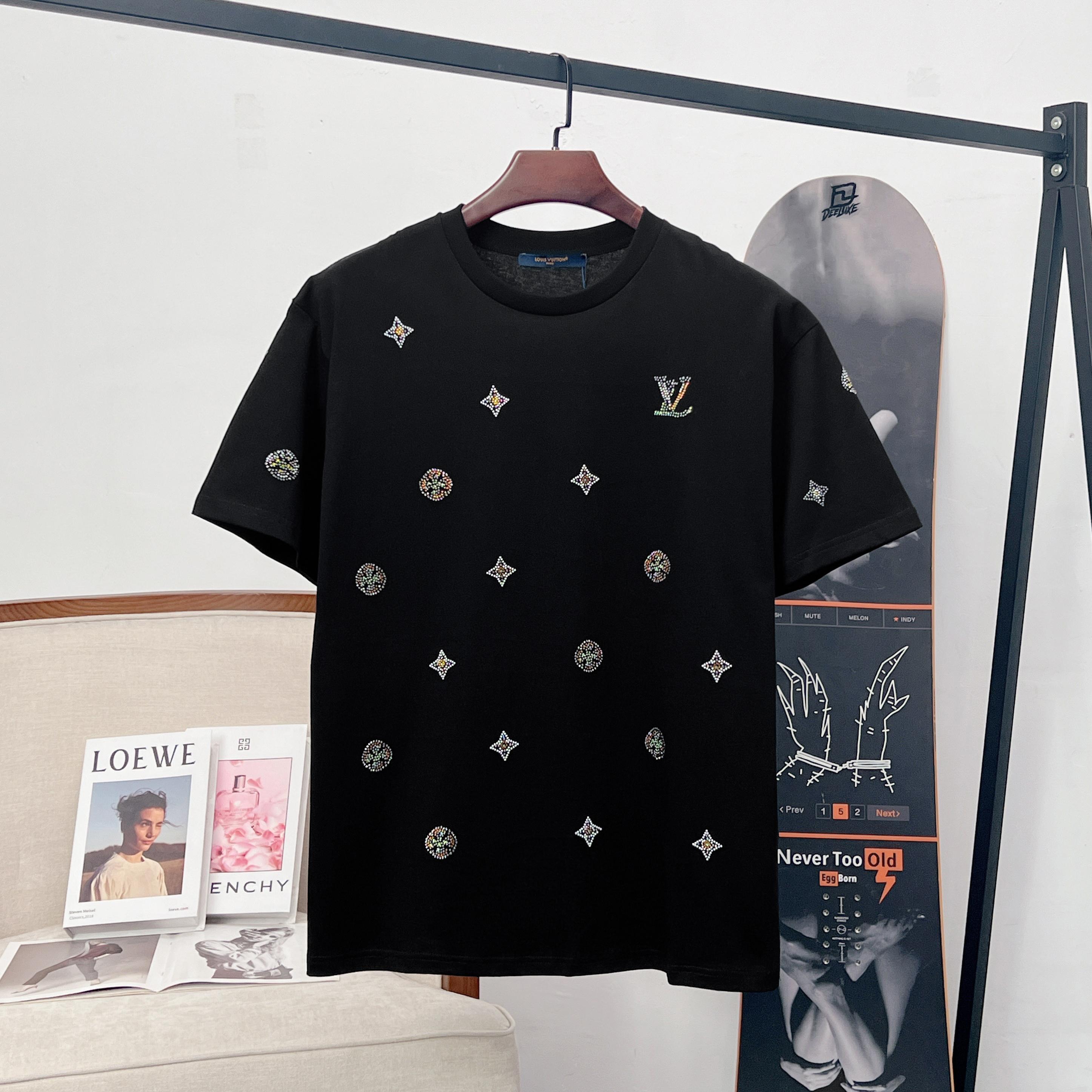 P90 路易威登 LV 满钻花卉logo短袖T恤 莱茵石烫钻原版形状大小定制材料还原原版华丽光泽的效果 采用32s纯棉双纱平纹面料，克重260g，亲肤持久保型，配套350g螺纹同缸定染无色差 原版定制领标 吊牌 洗水唛 logo防尘纸包装…