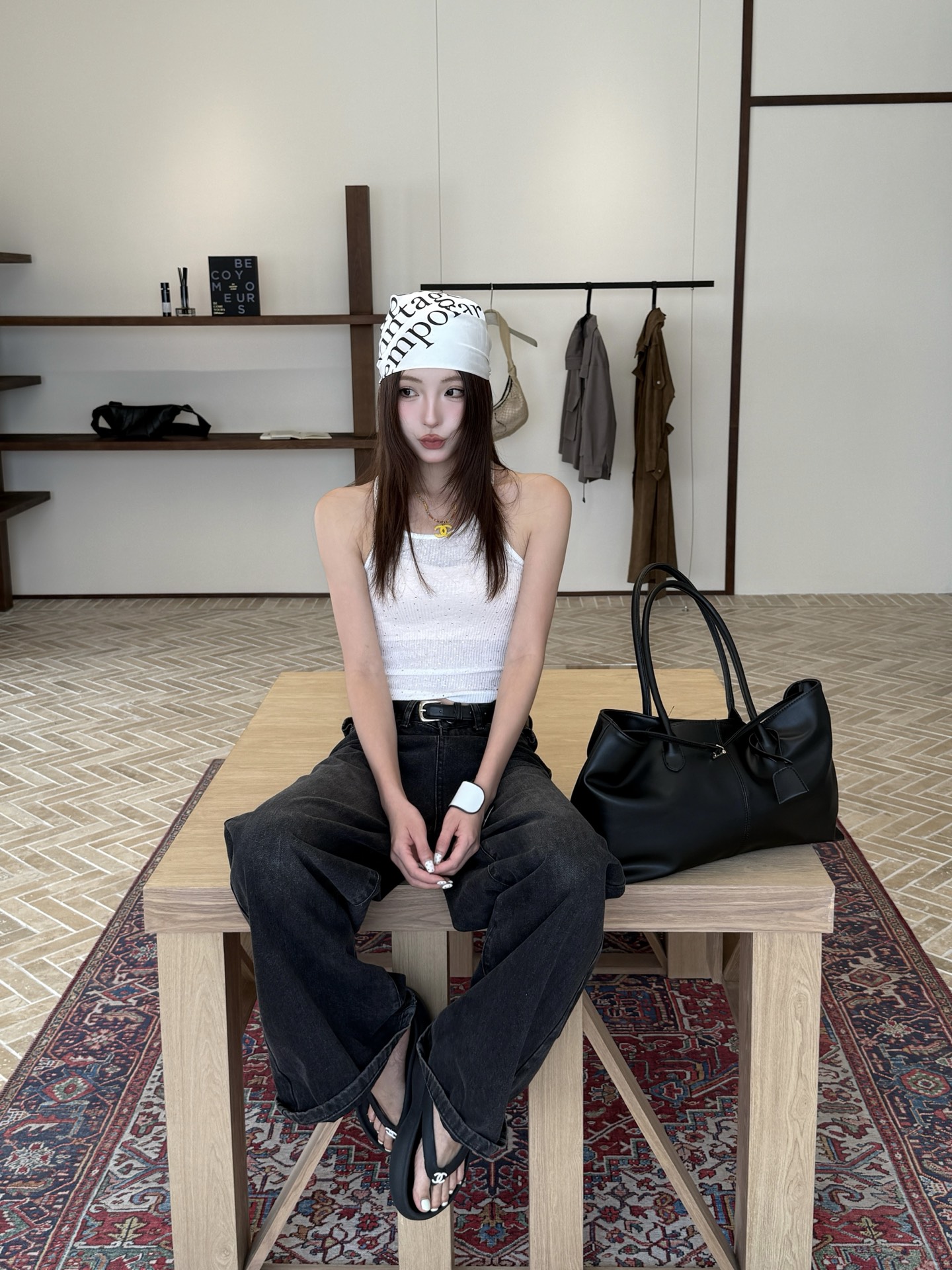 NO:426720,Alexande*Wang 25ss Spring and Summer New Style Micro-label Decorative Diamond Vest丨Exclusive High-end Production!  The small version is combined with the ironing process. The originally simple vest will become very special. It is super suitable for sweet and hot girls. The upper body style is really amazing!  Perfect workmanship quality depends on the details. S/M/L, alexander wang19860909Alexande*Wang 25ss春夏新款 微标装饰烫钻背心丨独家高版出品！小版型加上了烫钻工艺 原本简单的背心也会变得很特别 超适合甜妹辣妹的 上身版型真的很绝！完美做工品质看细节 现货发售 S/M/L,,alexander wang,Women's clothing