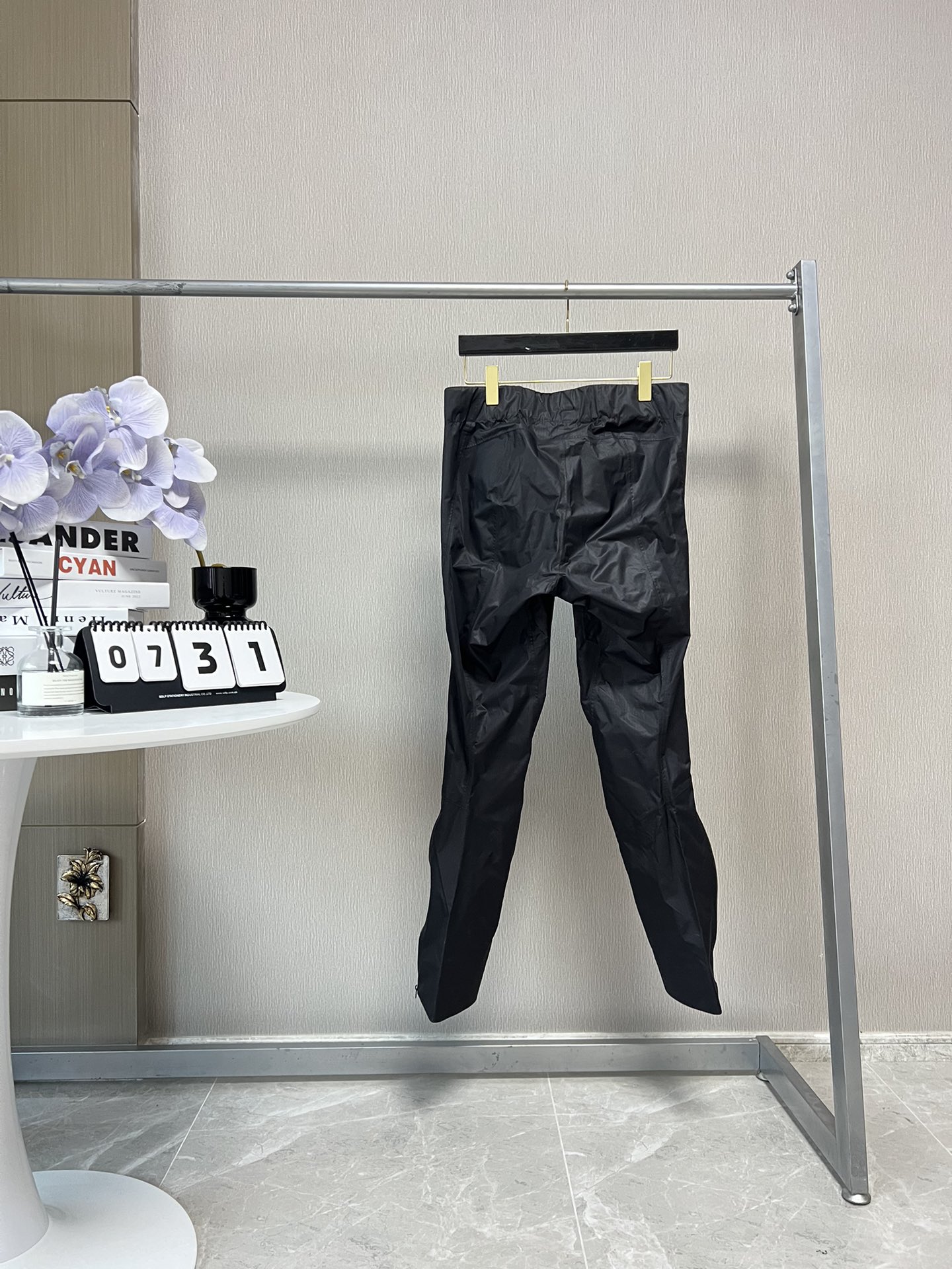 特价💰118 不退货 可换码一次
G34 鸟家Arcteryx Zeta SL 侧边半拉链机能vibe神裤防水冲锋裤 S到XL 男女同款~
货号:21777 Zeta冲锋裤 原版溢胶版本 !
面料都是定织带网格防水且透气的品质货!
本人170 120斤 腿短 穿S略微长一点点~
立体激光裁剪,弯曲的裤型曲线完美修饰腿型,GOER TEX贴膜面料没有任何束缚感,兼顾防水 耐磨 轻薄的同时,还十分透气清爽!
半拉链的设计以及裤口的按钮固定,可以让你在日常搭配各种各样的鞋子,这款裤子版型极其通勤,不挑身材
保留了原有户外功能的纯粹,同时也融化了机能风的元素,无论是高帮低帮 鞋宽偏窄偏宽都能完美的契合,无论是日常通勤还是约会都可以很好的搭配!
原版一比一定制复合GORE TEX方形格纹面料,面料过工艺涂层 防水过胶 特殊工艺 跟压胶独特工艺,定制原版YKK拉链、logo纽扣,看似简单,实则工序极其复杂!品质天花板级别!
腰部配有收缩带,可以调节腰围的大小,包容性大!
尺码:S-XL(宽松版型)
S 腰围67-85 臀围111 裤长102 脚口36
M 腰围72-90 臀围115 裤长104 脚口38
L 腰围78-95 臀围119 裤长106 脚口40
XL 腰围82-100 臀围123 裤长108 脚口42