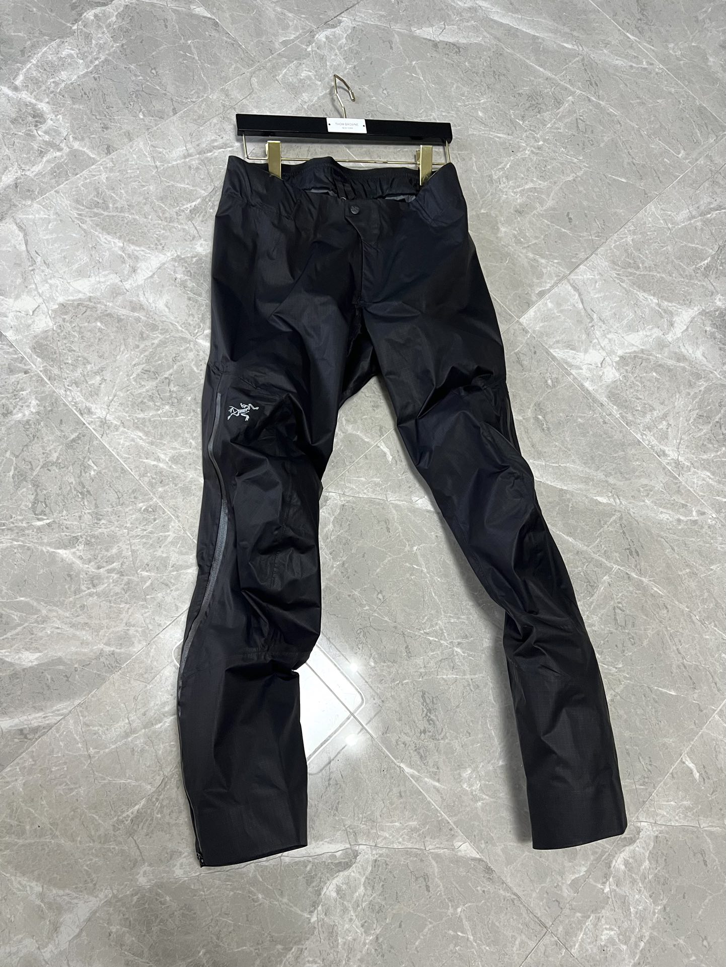 特价💰118 不退货 可换码一次
G34 鸟家Arcteryx Zeta SL 侧边半拉链机能vibe神裤防水冲锋裤 S到XL 男女同款~
货号:21777 Zeta冲锋裤 原版溢胶版本 !
面料都是定织带网格防水且透气的品质货!
本人170 120斤 腿短 穿S略微长一点点~
立体激光裁剪,弯曲的裤型曲线完美修饰腿型,GOER TEX贴膜面料没有任何束缚感,兼顾防水 耐磨 轻薄的同时,还十分透气清爽!
半拉链的设计以及裤口的按钮固定,可以让你在日常搭配各种各样的鞋子,这款裤子版型极其通勤,不挑身材
保留了原有户外功能的纯粹,同时也融化了机能风的元素,无论是高帮低帮 鞋宽偏窄偏宽都能完美的契合,无论是日常通勤还是约会都可以很好的搭配!
原版一比一定制复合GORE TEX方形格纹面料,面料过工艺涂层 防水过胶 特殊工艺 跟压胶独特工艺,定制原版YKK拉链、logo纽扣,看似简单,实则工序极其复杂!品质天花板级别!
腰部配有收缩带,可以调节腰围的大小,包容性大!
尺码:S-XL(宽松版型)
S 腰围67-85 臀围111 裤长102 脚口36
M 腰围72-90 臀围115 裤长104 脚口38
L 腰围78-95 臀围119 裤长106 脚口40
XL 腰围82-100 臀围123 裤长108 脚口42