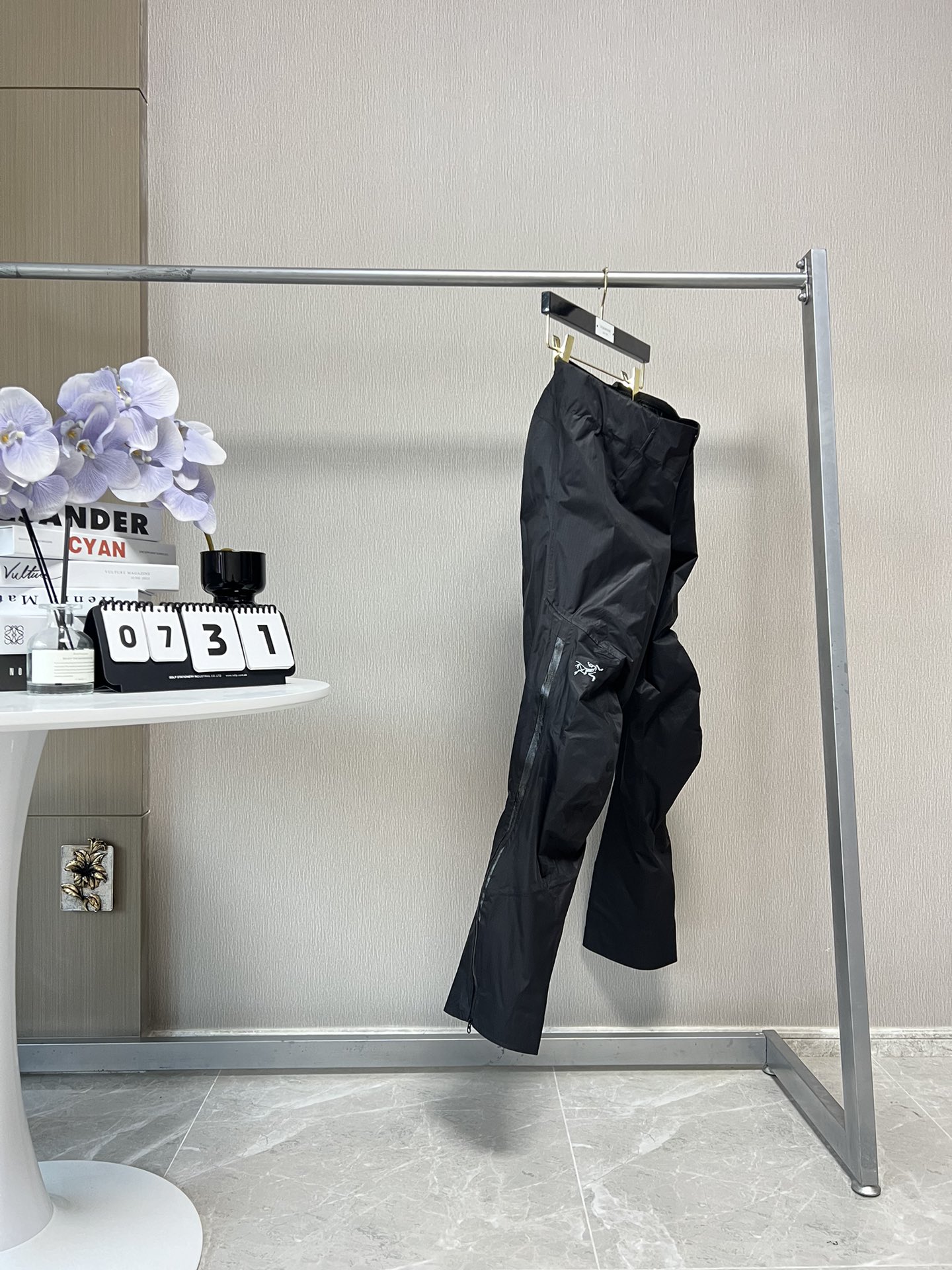 特价💰118 不退货 可换码一次
G34 鸟家Arcteryx Zeta SL 侧边半拉链机能vibe神裤防水冲锋裤 S到XL 男女同款~
货号:21777 Zeta冲锋裤 原版溢胶版本 !
面料都是定织带网格防水且透气的品质货!
本人170 120斤 腿短 穿S略微长一点点~
立体激光裁剪,弯曲的裤型曲线完美修饰腿型,GOER TEX贴膜面料没有任何束缚感,兼顾防水 耐磨 轻薄的同时,还十分透气清爽!
半拉链的设计以及裤口的按钮固定,可以让你在日常搭配各种各样的鞋子,这款裤子版型极其通勤,不挑身材
保留了原有户外功能的纯粹,同时也融化了机能风的元素,无论是高帮低帮 鞋宽偏窄偏宽都能完美的契合,无论是日常通勤还是约会都可以很好的搭配!
原版一比一定制复合GORE TEX方形格纹面料,面料过工艺涂层 防水过胶 特殊工艺 跟压胶独特工艺,定制原版YKK拉链、logo纽扣,看似简单,实则工序极其复杂!品质天花板级别!
腰部配有收缩带,可以调节腰围的大小,包容性大!
尺码:S-XL(宽松版型)
S 腰围67-85 臀围111 裤长102 脚口36
M 腰围72-90 臀围115 裤长104 脚口38
L 腰围78-95 臀围119 裤长106 脚口40
XL 腰围82-100 臀围123 裤长108 脚口42