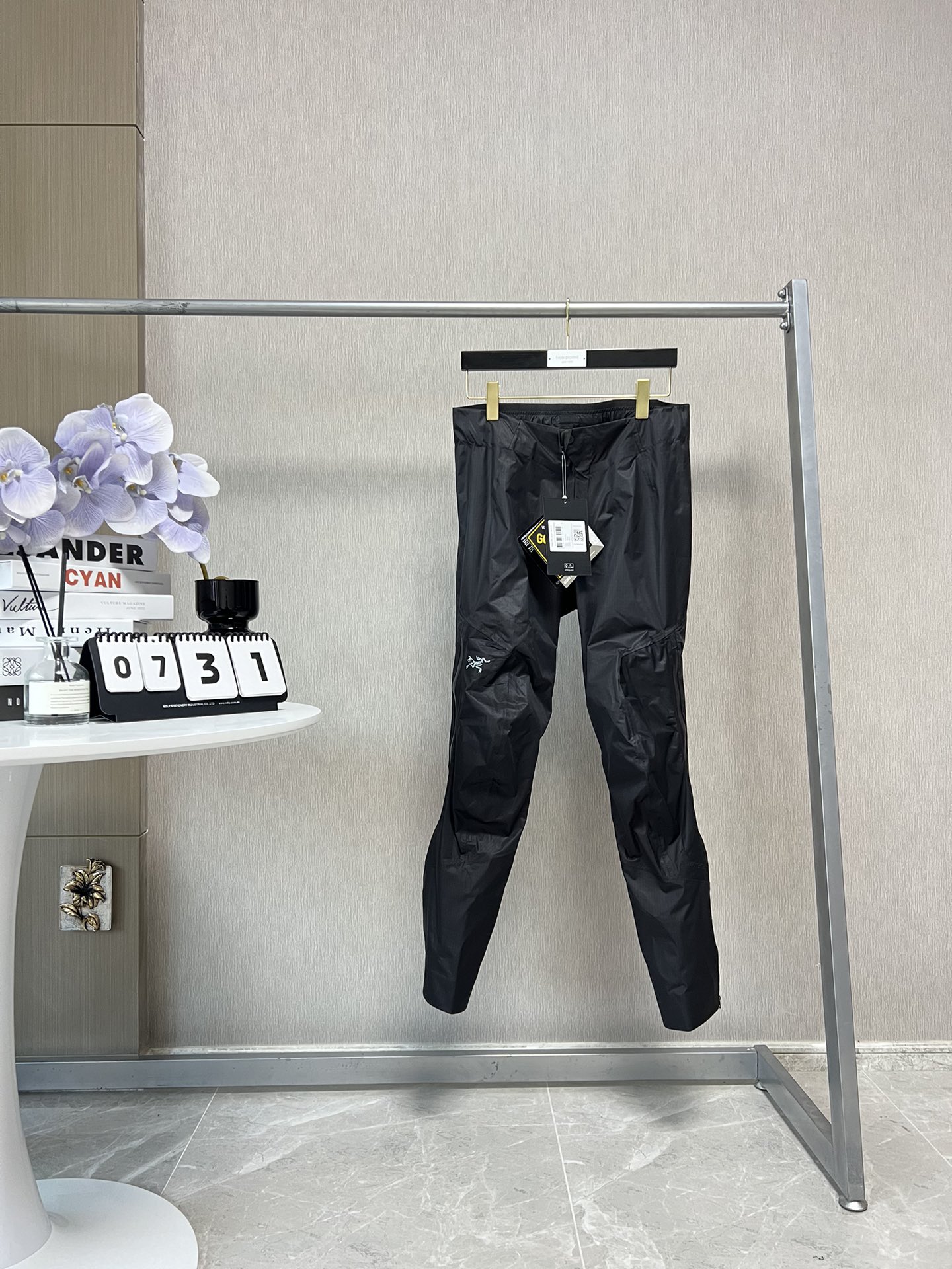 特价💰118 不退货 可换码一次
G34 鸟家Arcteryx Zeta SL 侧边半拉链机能vibe神裤防水冲锋裤 S到XL 男女同款~
货号:21777 Zeta冲锋裤 原版溢胶版本 !
面料都是定织带网格防水且透气的品质货!
本人170 120斤 腿短 穿S略微长一点点~
立体激光裁剪,弯曲的裤型曲线完美修饰腿型,GOER TEX贴膜面料没有任何束缚感,兼顾防水 耐磨 轻薄的同时,还十分透气清爽!
半拉链的设计以及裤口的按钮固定,可以让你在日常搭配各种各样的鞋子,这款裤子版型极其通勤,不挑身材
保留了原有户外功能的纯粹,同时也融化了机能风的元素,无论是高帮低帮 鞋宽偏窄偏宽都能完美的契合,无论是日常通勤还是约会都可以很好的搭配!
原版一比一定制复合GORE TEX方形格纹面料,面料过工艺涂层 防水过胶 特殊工艺 跟压胶独特工艺,定制原版YKK拉链、logo纽扣,看似简单,实则工序极其复杂!品质天花板级别!
腰部配有收缩带,可以调节腰围的大小,包容性大!
尺码:S-XL(宽松版型)
S 腰围67-85 臀围111 裤长102 脚口36
M 腰围72-90 臀围115 裤长104 脚口38
L 腰围78-95 臀围119 裤长106 脚口40
XL 腰围82-100 臀围123 裤长108 脚口42