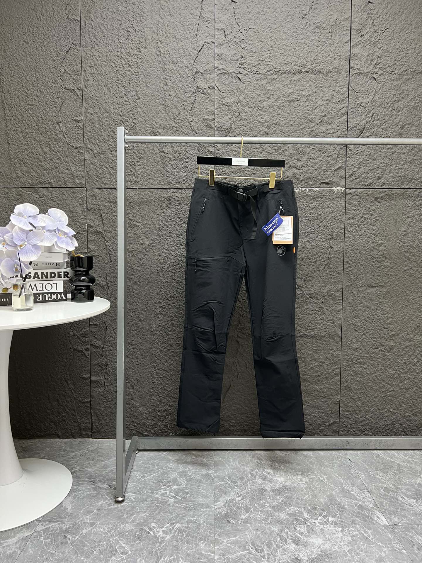 💰165
MAMMUT猛犸象 Trekkers 日本线弹力舒适防风抗水软壳户外休闲裤 ~
象家专业为户外打造的
全部性能
·采用保暖舒适的双层织物软壳面料制成,经过不含PFC的DWR处理
不仅耐脏防风且具有良好的运动自如性
·2个带拉链的开缝口袋和2个拉链裤脚口袋,能安全收纳更多物品
·一体化皮带设计,方便舒适
·带按扣的隐藏式门襟
·亚洲版型,更适合中国人身材
·BlueSign生态环保认证
颜色黑色尺码MLXL
M腰围82臀围98裤长104
建议120-140斤
L腰围86臀围102裤长105
建议 140-160斤
XL腰围90臀围106裤长106
建议160-180斤
XXL腰围94臀围110裤长107
建议180-200斤