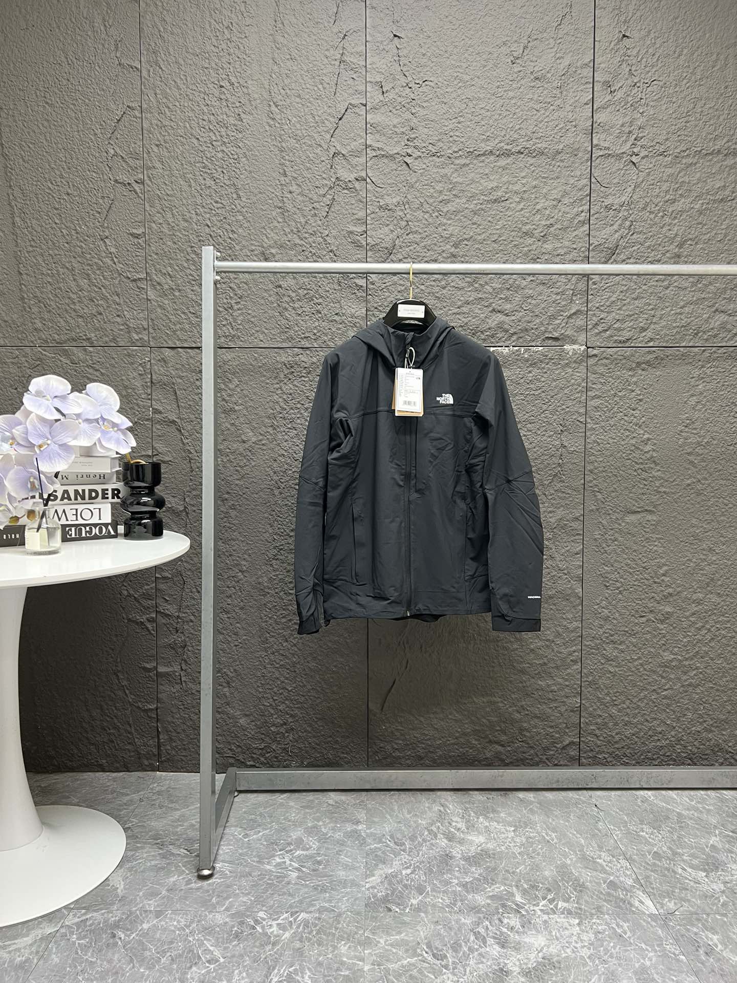 💰220
The North Face 北面防风防水软壳春款外套 官网同步在售~
连衣帽
休闲运动 挡风呵护
功能性胸袋
造型感与实用性兼具
WINDWALL
经防泼水处理 耐久防
WINDWALL 防风防泼水面料
经 DWR防泼水处理,有效抵御冷风入侵,减少身体热量损失;
同时维持足够空气流动,确保干燥不闷,适合多变天气。
衣服下摆 有抽绳调节
颜色 黑色
M连肩80袖胸围110后衣长72
建议110-135斤
L连肩82袖胸围114后衣长74
建议135-155斤
XL连肩83袖胸围118后衣长76
建议155-175斤
XXL连肩84袖胸围122后衣长78
建议175-200斤