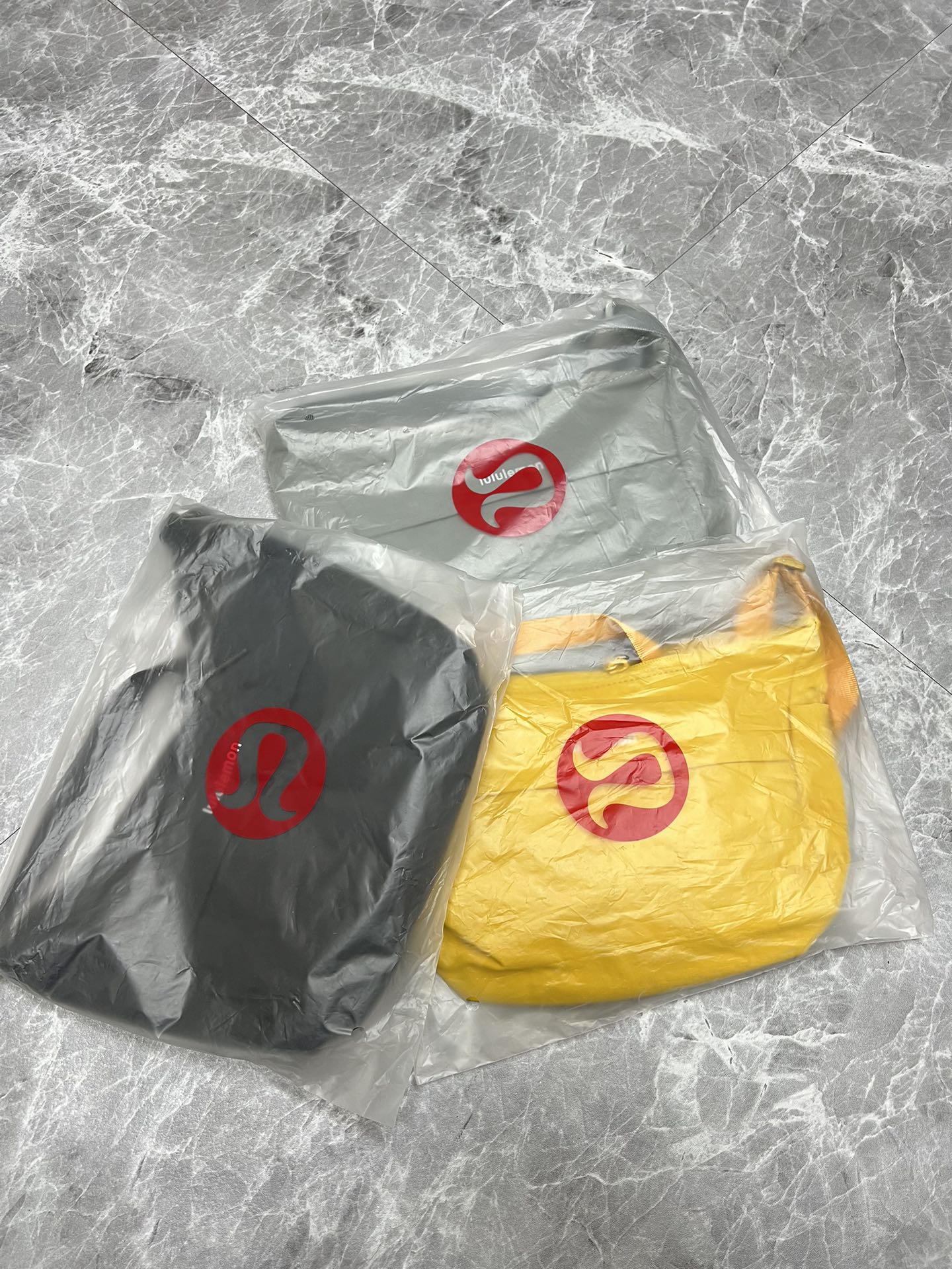 💰135
 露露乐蒙纯原品质 lulu三色斜挎饺子包 超轻，超实用
面料采用进口防水面料，超重工的工序，染色，压皱，水洗。
整体背包外侧是防水的，ykk拉链细节超好，超级到位，

尺寸：26*14*7.5  

包自身非常轻便，面料可以任意折叠，而且分层明确，很适合运动或者日常出行来背~无论从实用性还是颜值上都超级能打！