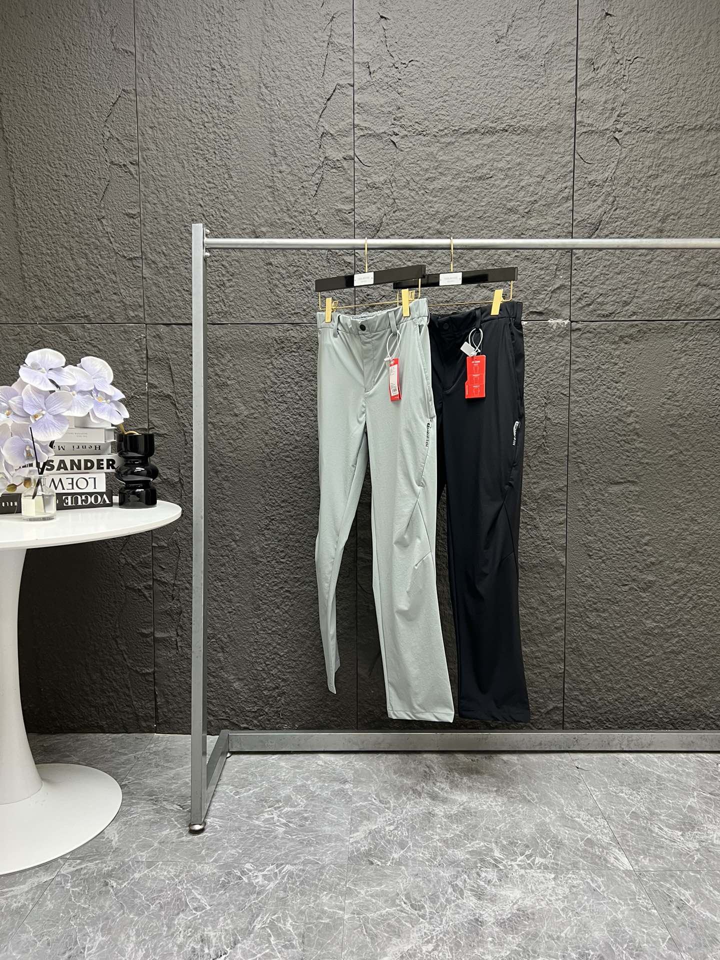 💰155 原厂正版本HELLYHANSEN/HH新春秋情侣款城市户外舒适轻薄速干裤夏季产品 这不是一条普通的裤子全身6个口袋,4个都是隐藏的拉链口袋,裤型才用了最复杂的切割3D的立体裁剪,是根据人体运动的功能学设计,这种裤型上身版型特别棒。辅料都是原厂的,面料轻盈舒适男女都可以穿柜台售价1560RMB 颜色黑色灰色 M腰围76裤长94臀围96 建议115-130以内 L腰围80裤长96臀围100 建议130-150斤 XL腰围84裤长98臀围104 建议150-170斤 XXL腰围88裤长100臀围108 建议170-195斤