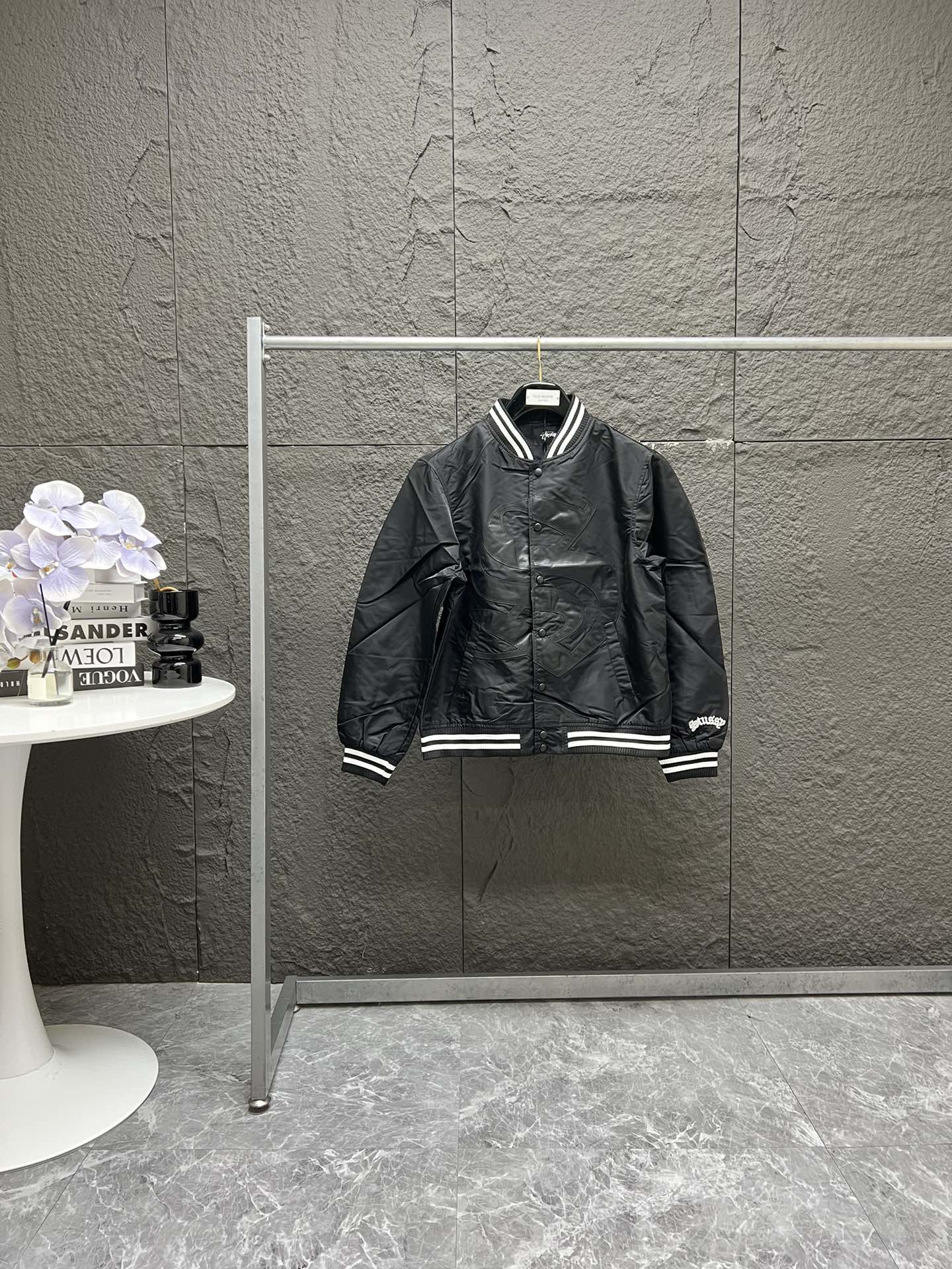 💰150
Stussy 斯图西SS24 Drop2 贴花徽标 刺绣按扣 条纹罗纹领夹克棒球服外套男女同款
M~xxl
得物在售1200➕,大身原版梭织面料,手感柔软有韧性!定织条纹螺纹,胸口拼皮图案,袖口刺绣logo.
全套原版三标辅料齐全
M:衣长67胸围120肩宽49.5袖长66
L:衣长69胸围124肩宽50.5袖长67
XL:衣长71胸围128肩宽51.5袖长68
XXL:衣长73胸围132肩宽52.5袖长69