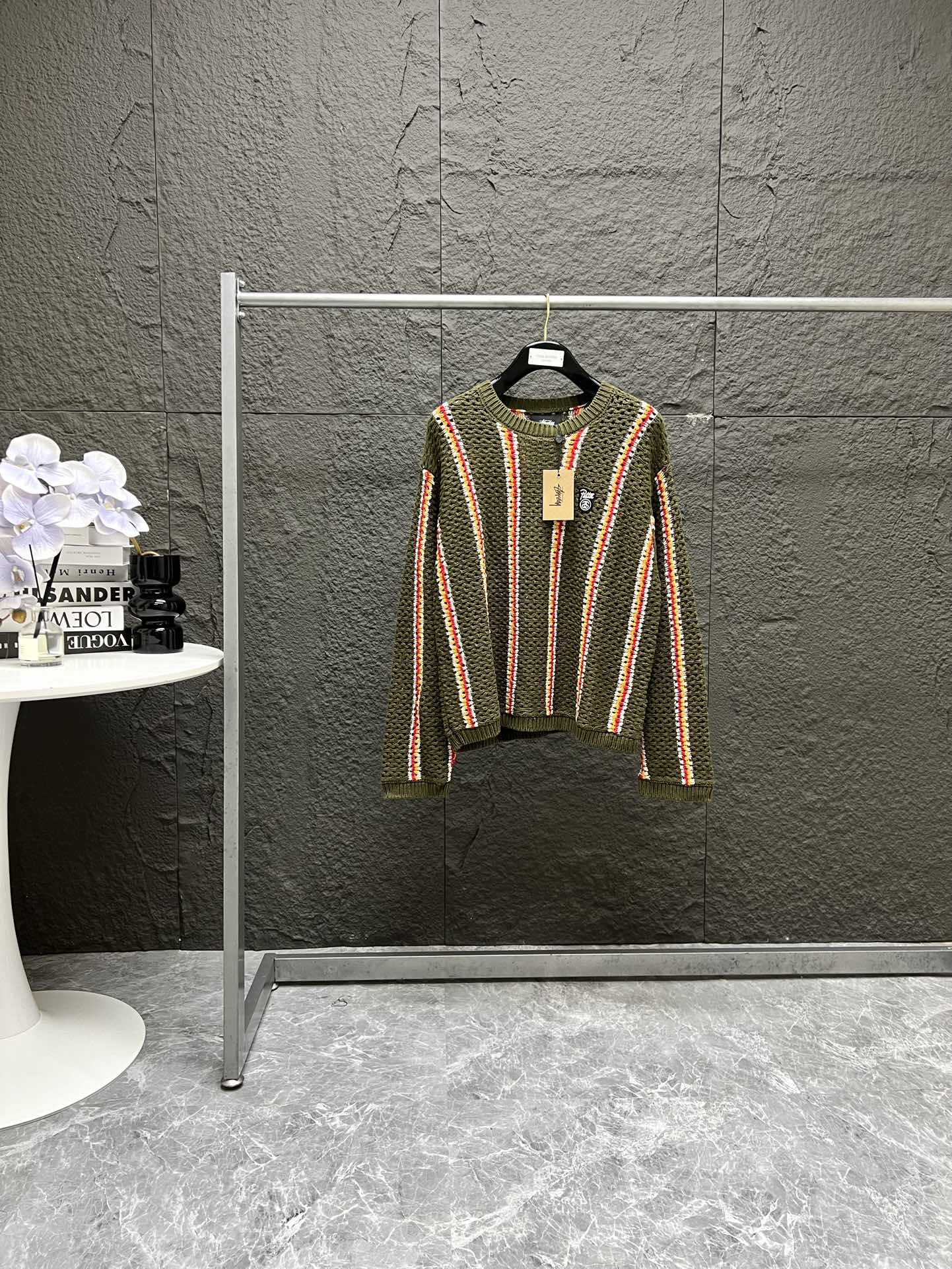 💰155
Stussy x Patta 联名款 SS24 新款徽标条纹宽松圆领毛衣 男女同款 橄榄绿
撞色条纹搭配 上身非常洋气 慵懒风效果
纱线采用21支纯棉纱线与样衣一致
胸前刺绣Logo 完美还原 (条纹修正了)
尺码 S. M. L. XL
胸宽 51 53 55 57
衣长 64 66 68 70
肩宽 44 45 46.5 48
夹宽 24 25 26 27
袖长 59 61 63 65