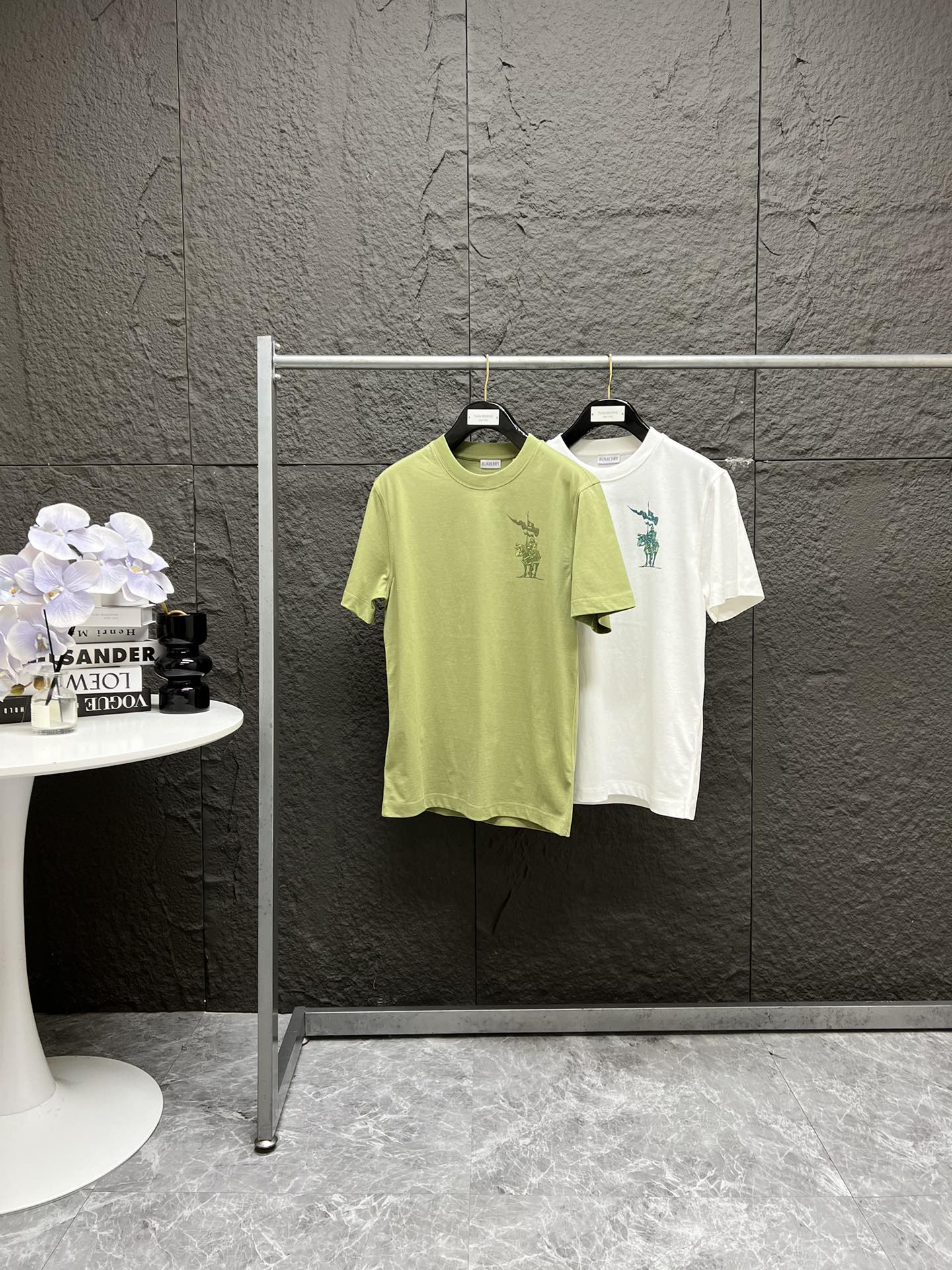 💰120
 BURBERRY博柏利 FW25胸前徽标马术骑士 圆领短袖T恤 绿色 白色 S到XL～

专柜原版购入 三本针走线 YB开发代购订单

采用Bb家的原厂面料 详情可看下条工艺实拍，190克的20支精梳纯棉面料！透气性好 吸汗不闷热 好面料 上身才会好看！
所有细节与原版一致 去年买过咱家Bb短袖和POLO衫款式的客户 都知道含金量！

男女日常通勤百搭款 轻奢主义必备单品～
胸前马术骑士印花 采用环保绒面发泡丝网印花 水洗百次实验 印花不掉色开裂且无异味！

整件衣服从肩膀到下摆 全部采用三本针走线 
区分市面2针通货走线 脖后领口全部与原版一致的打枣套结工艺 还原原版的精致做工！

领标采用50D精纱定织 标上均有斜纹立体质感！水洗标吊牌 都是25年专柜最新款的定制辅料 洗标带货号 还有单独的水洗尺码标 越小的细节 越不能忽略！实拍所见即所得！

身高160，体重110，穿XS
身高168，体重135，穿S
身高175，体重160，穿M
身高180，体重180，穿L