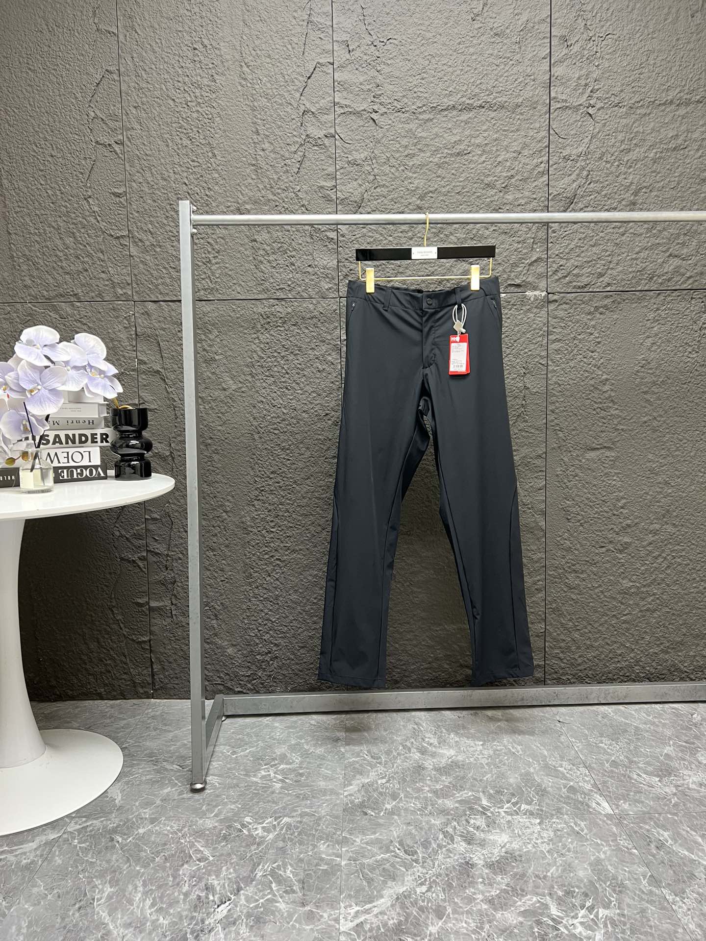 💰155
HELLYHANSEN/HH 春季男款Trad U弹力防泼水梭织长裤
户外休闲款,小直筒造型!款式简约,实则整条裤子充满细节。
左侧实用性拉链口袋设计。增添时尚运动感。
立体硅胶字母标拉链、锁头、纽扣都是定制的,细节出众。
定制的4D超薄梭织面料,爽滑、柔软、垂顺,透气,面料真的非常舒服,
夏天穿舒服到起飞~内里字母弹力橡筋腰头,个性又独特!
总而言之,稀有是真稀有,
东西也是真的非常好~
颜色:黑色
尺码:M~2XL
M腰围82臀围100裤长98
建议115-130斤
L腰围86臀围104裤长100
建议130-150斤
XL腰围90臀围108裤长102
建议150-170斤
XXL腰围94臀围112裤长104
建议170-195斤