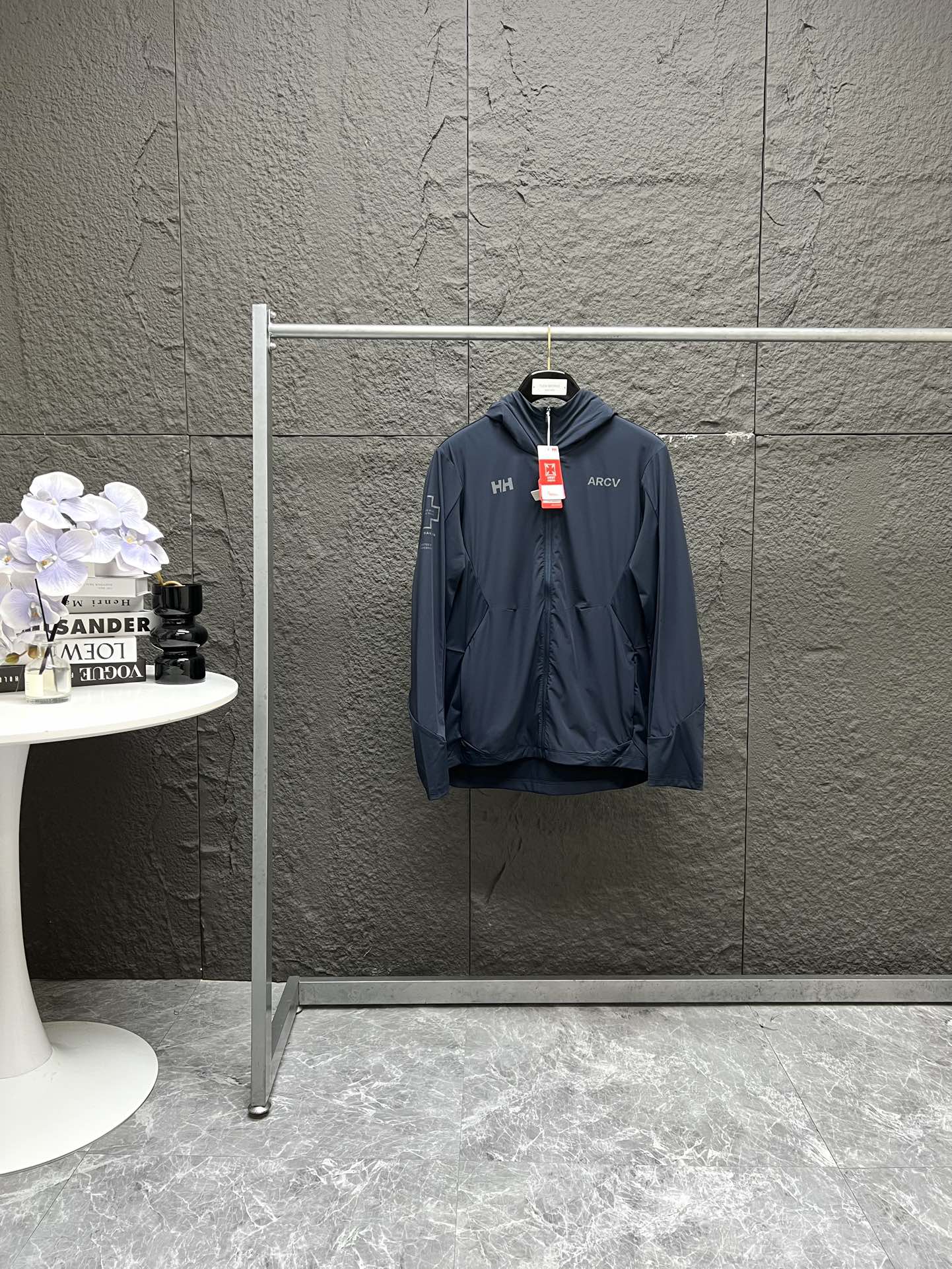 💰220
HELLY HANSEN/HH 夏新情侣款UPF100+弹力透气针梭织拼接防晒衣
UPF100+ ARCV系列
情侣款针梭连帽外套
拼接裁剪 行动灵活自如
网布透气设计
后背做了竖条网布拼接设计具有透气功能
见微知著关乎细节 HELLY HANSEN
匠心细节走心之作
帽檐加厚衬全方位防护
帽子隐形抽绳绳扣设计
简约时尚美学
后片及腋下采用针织拼接
提升活动舒适度
男款腋下镭射打孔设计
有效增加透气性
颜色藏青色
M胸围116肩宽44后衣长71袖长64建议110-130斤
L胸围120肩宽46后衣长73袖长65建议130-150斤
XL胸围124肩宽48后衣长75袖长66建议150-170斤
XXL胸围128肩宽50后衣长77袖长67建议170-200斤