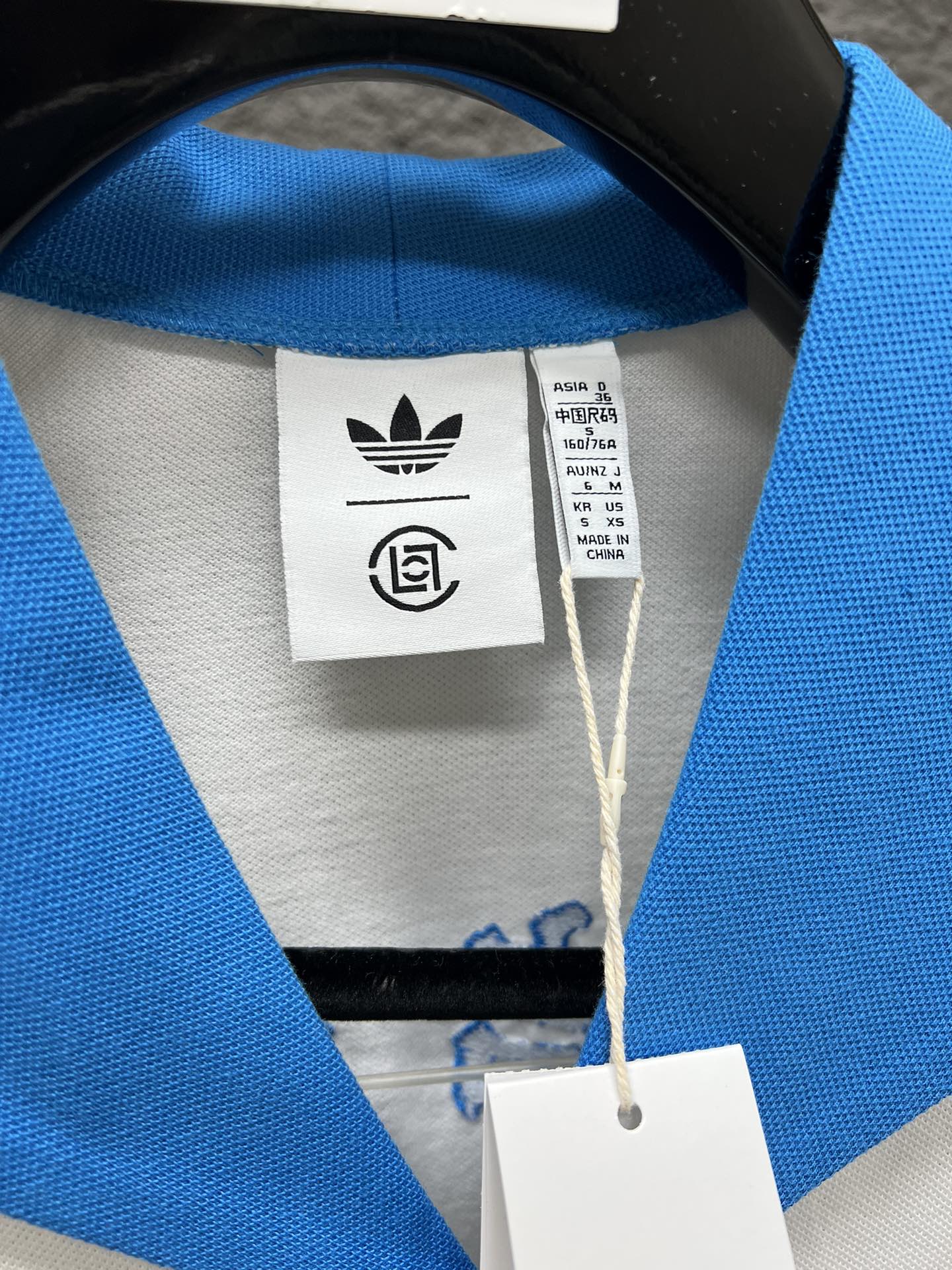 💰130
Adidas originals x CLOT 联名款 舒适百搭短袖Polo衫 男女同款 S到XL~
热度超高的陈冠希联名款 年底购入原版开发~
定织定染的220克纯棉除毛朱第Polo面料 原版一致带网孔的面料 脖圈领口也是定染双层海军蓝的面料 复合做成的领口~
背后刺绣均无断线 八万针的大刺绣 三颗草蓝色大面积刺绣 颜色均与领口色一致 无色差!
肩膀到手臂的三条杠织带 全与原版一样定织的 织带上也都是带蜂窝孔 整件衣服不管是领口蓝色 还是刺绣 织带的蓝色 三部分蓝色 都是一致 拒绝通货色差版本!
领标都是带有Clot联名款的Logo 水洗标都带有二维码 货号一致 上身绝不丢面~
S 肩宽 43 胸围 49 衣长 70 袖长 23
M 肩宽 46 胸围 51 衣长 73 袖长 24
L 肩宽 49 胸围 53 衣长 75 袖长 23
XL 肩宽 50 胸围 56 衣长 79 袖长 24