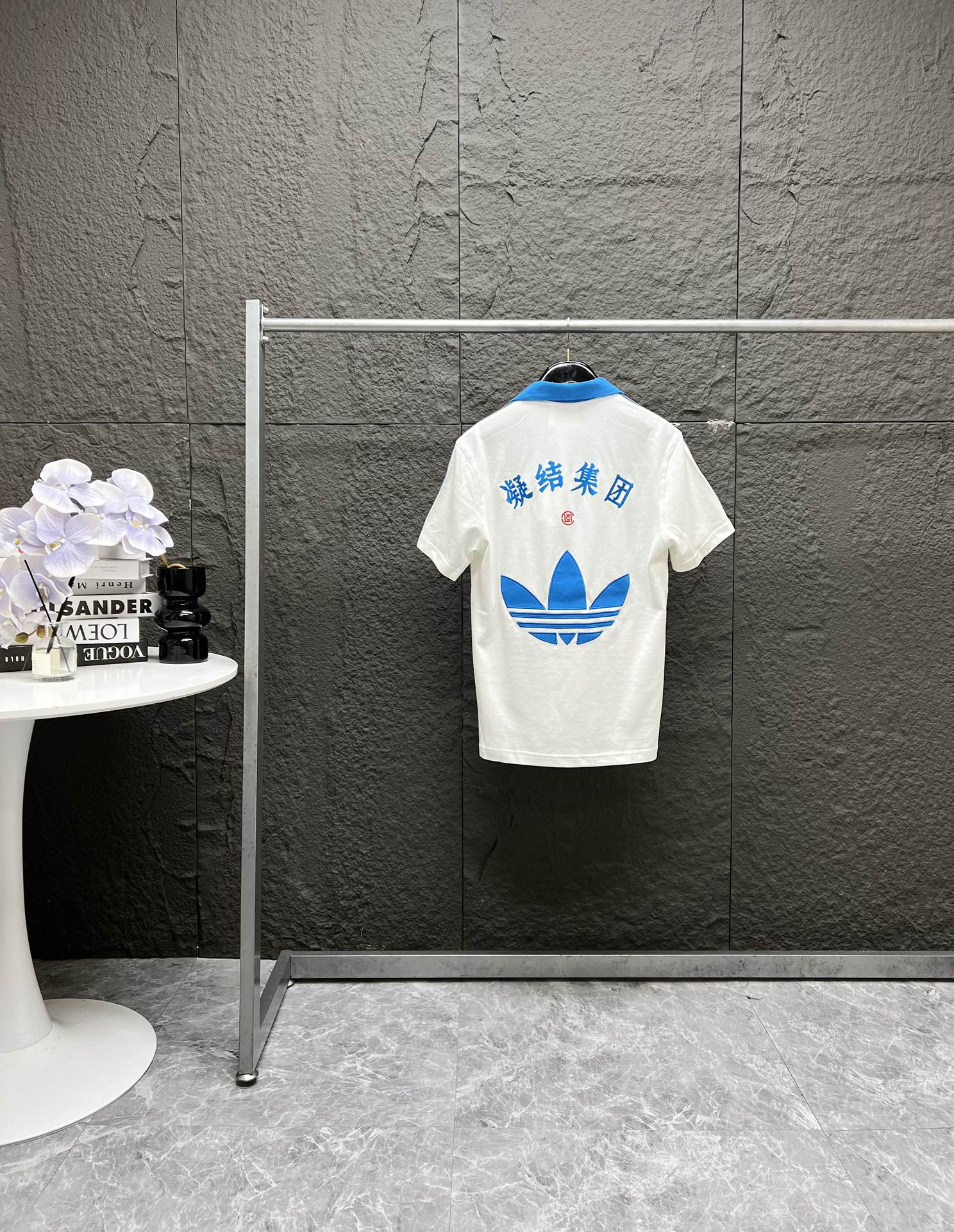 💰130
Adidas originals x CLOT 联名款 舒适百搭短袖Polo衫 男女同款 S到XL~
热度超高的陈冠希联名款 年底购入原版开发~
定织定染的220克纯棉除毛朱第Polo面料 原版一致带网孔的面料 脖圈领口也是定染双层海军蓝的面料 复合做成的领口~
背后刺绣均无断线 八万针的大刺绣 三颗草蓝色大面积刺绣 颜色均与领口色一致 无色差!
肩膀到手臂的三条杠织带 全与原版一样定织的 织带上也都是带蜂窝孔 整件衣服不管是领口蓝色 还是刺绣 织带的蓝色 三部分蓝色 都是一致 拒绝通货色差版本!
领标都是带有Clot联名款的Logo 水洗标都带有二维码 货号一致 上身绝不丢面~
S 肩宽 43 胸围 49 衣长 70 袖长 23
M 肩宽 46 胸围 51 衣长 73 袖长 24
L 肩宽 49 胸围 53 衣长 75 袖长 23
XL 肩宽 50 胸围 56 衣长 79 袖长 24