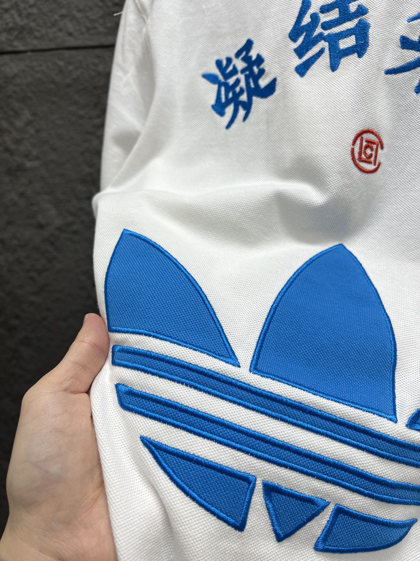 💰130
Adidas originals x CLOT 联名款 舒适百搭短袖Polo衫 男女同款 S到XL~
热度超高的陈冠希联名款 年底购入原版开发~
定织定染的220克纯棉除毛朱第Polo面料 原版一致带网孔的面料 脖圈领口也是定染双层海军蓝的面料 复合做成的领口~
背后刺绣均无断线 八万针的大刺绣 三颗草蓝色大面积刺绣 颜色均与领口色一致 无色差!
肩膀到手臂的三条杠织带 全与原版一样定织的 织带上也都是带蜂窝孔 整件衣服不管是领口蓝色 还是刺绣 织带的蓝色 三部分蓝色 都是一致 拒绝通货色差版本!
领标都是带有Clot联名款的Logo 水洗标都带有二维码 货号一致 上身绝不丢面~
S 肩宽 43 胸围 49 衣长 70 袖长 23
M 肩宽 46 胸围 51 衣长 73 袖长 24
L 肩宽 49 胸围 53 衣长 75 袖长 23
XL 肩宽 50 胸围 56 衣长 79 袖长 24
