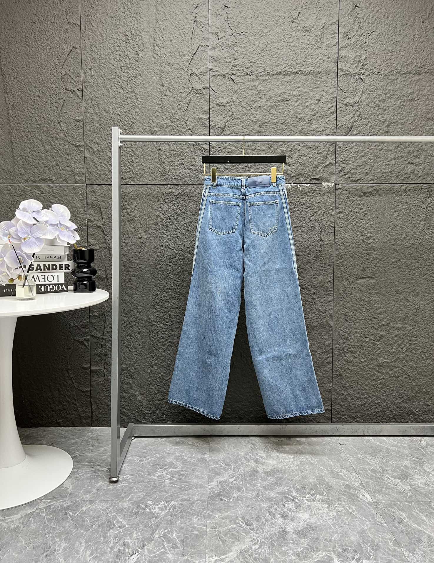 💰180
adidas originals AW24 经典运动系列 条纹舒适亲肤阔腿牛仔裤 男女同款
‼️宋雨琦 | 王安宇 |Jennie 上身同款
🔥小红书、微博、得物 众多博主种草
OOTD 三叶草 弯刀 宝藏牛仔裤
上身百搭、不挑身材
▪️面料
官网原版购入!拆解原版打色定做!原版纯棉面料!换原度百分99以上!
▪️五金辅料
原版拆解 开模定做原版吊牌、吊粒、水洗、贴纸、还原所有原版细节!真正高品!
Color : 牛仔蓝
尺码: 26 28 30 32 34
尺码表: 裤长 腰围 臀围
26 106 72 107
28 107 76 111
30 108 80 115
32 109 84 119
34 110 88 123