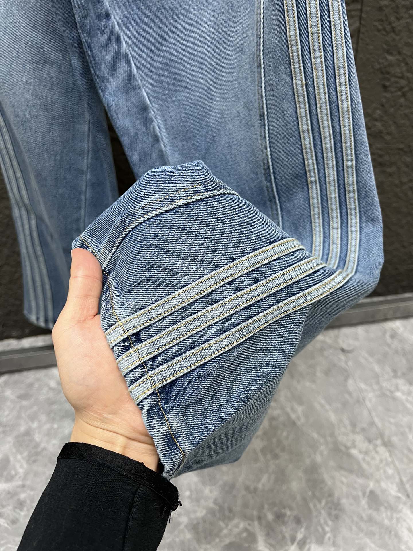 💰180
adidas originals AW24 经典运动系列 条纹舒适亲肤阔腿牛仔裤 男女同款
‼️宋雨琦 | 王安宇 |Jennie 上身同款
🔥小红书、微博、得物 众多博主种草
OOTD 三叶草 弯刀 宝藏牛仔裤
上身百搭、不挑身材
▪️面料
官网原版购入!拆解原版打色定做!原版纯棉面料!换原度百分99以上!
▪️五金辅料
原版拆解 开模定做原版吊牌、吊粒、水洗、贴纸、还原所有原版细节!真正高品!
Color : 牛仔蓝
尺码: 26 28 30 32 34
尺码表: 裤长 腰围 臀围
26 106 72 107
28 107 76 111
30 108 80 115
32 109 84 119
34 110 88 123