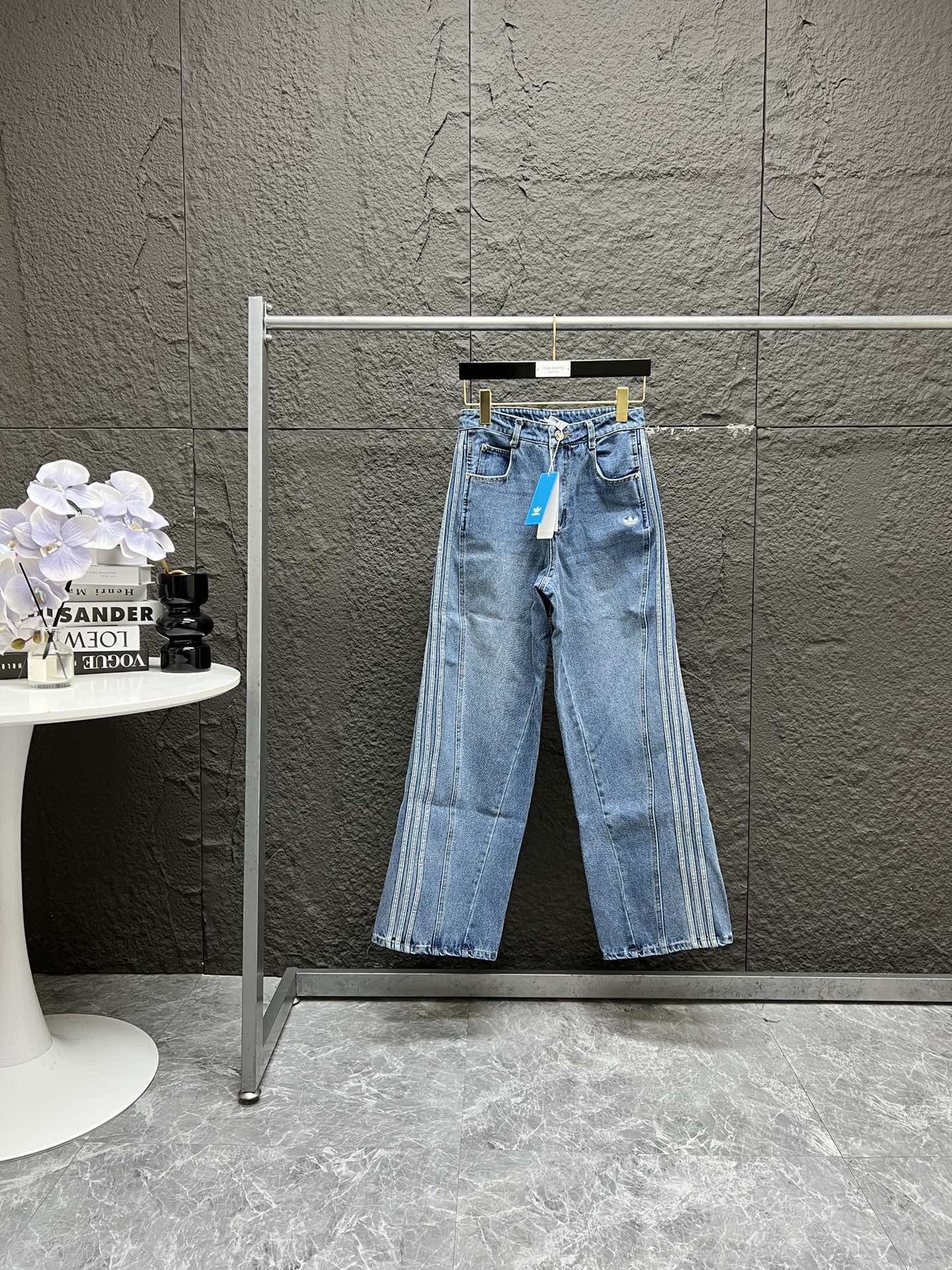 💰180
adidas originals AW24 经典运动系列 条纹舒适亲肤阔腿牛仔裤 男女同款
‼️宋雨琦 | 王安宇 |Jennie 上身同款
🔥小红书、微博、得物 众多博主种草
OOTD 三叶草 弯刀 宝藏牛仔裤
上身百搭、不挑身材
▪️面料
官网原版购入!拆解原版打色定做!原版纯棉面料!换原度百分99以上!
▪️五金辅料
原版拆解 开模定做原版吊牌、吊粒、水洗、贴纸、还原所有原版细节!真正高品!
Color : 牛仔蓝
尺码: 26 28 30 32 34
尺码表: 裤长 腰围 臀围
26 106 72 107
28 107 76 111
30 108 80 115
32 109 84 119
34 110 88 123