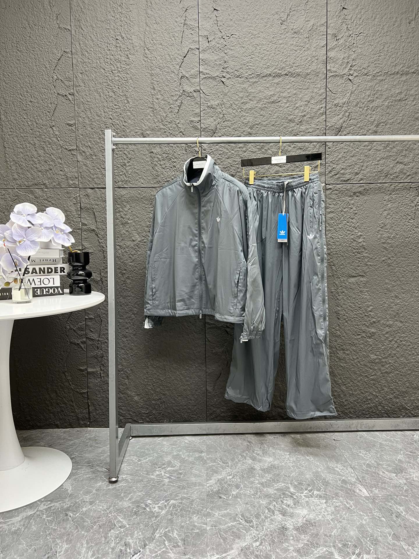 外套💰170 裤子💰140
adidas originals ADILENIUM Season 3 Zip 宽松舒适长袖夹克 裤子 套装。男女同款
🔥小红书、微博、得物 众多博主种草
OOTD春日少年感出游|还得是阿迪达斯
三叶草系列果然让人不失望
这套感觉又是巴味十足
黑色帅气、灰色时尚味拿捏
双头拉链设计简直不要太爱了
拉开三条纹超级个性、拉起来极简时尚
▪️面料
官网原版购入!拆解原版打色定做!原版纯棉面料!换原度百分99以上!
▪️五金辅料
原版拆解 开模定做原版吊牌、吊粒、水洗、贴纸、还原所有原版细节!真正高品!
Color : 黑色|深灰
尺码: S M L XL
上衣
尺码表: 衣长 胸围 袖长
S 60 128 76
M 62 132 77.5
L 64 136 79
XL 66 140 80.5
裤子
尺码表: 裤长 臀围 松紧腰
S 106 112 64
M 108 116 68
L 110 120 72
XL 112 124 76