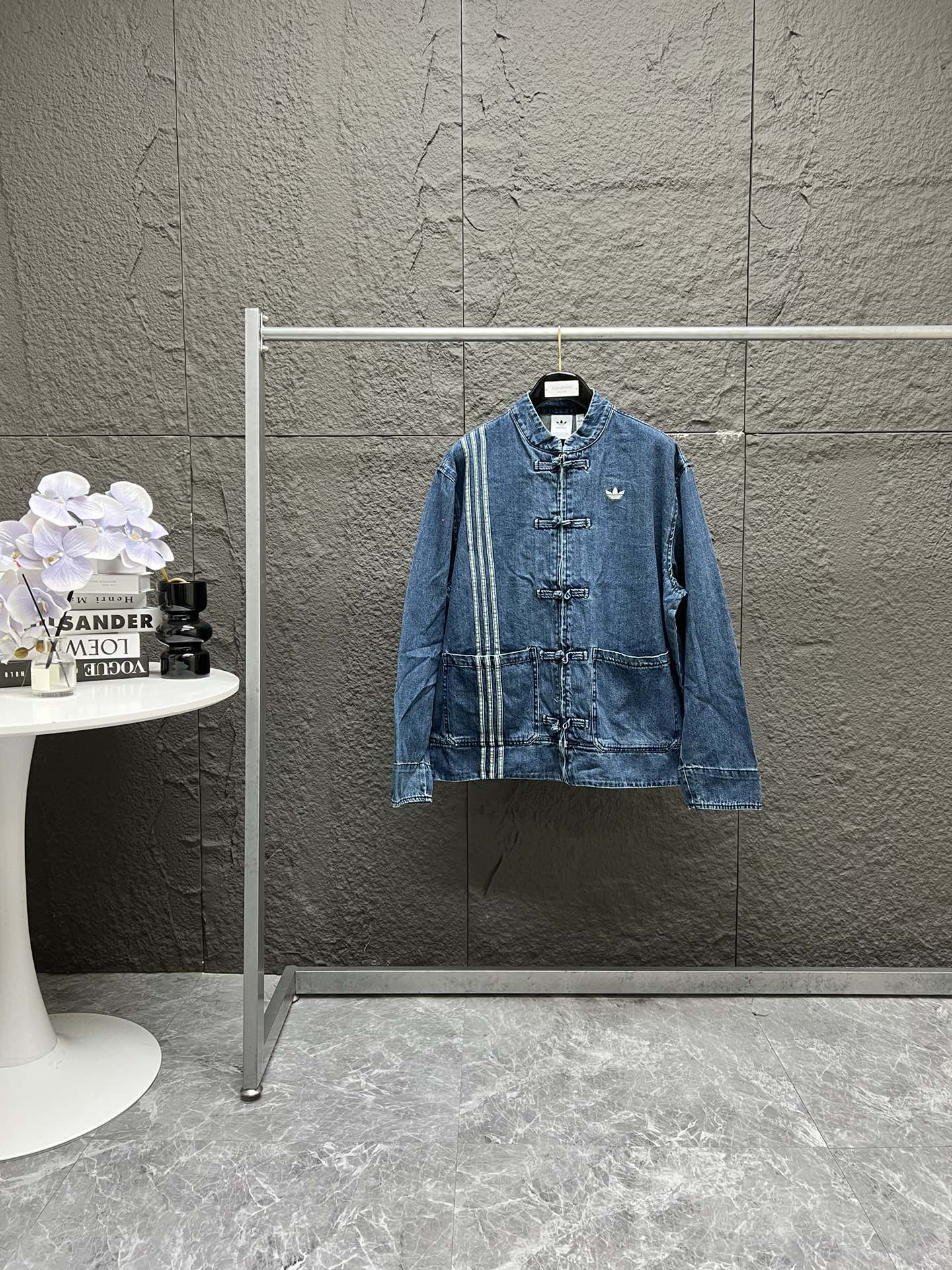 💰200
adidas originals CTT CTT 3.0 蛇年限定 新中式运动宽松牛仔外套 男女同款
‼️陈冠希上身同款|华流才是最屌的
🔴新中式真的杀疯了!
阿迪把中式盘扣和牛仔面料的结合恰到好处,经典又时髦🏅
🔥小红书、微博、得物 众多博主种草
中式盘扣+复古牛仔,adidas这件外套真的把新中式街头风拉满了!水洗牛仔的做旧质感,搭配招牌三条纹拼接,复古又不失运动感。盘扣设计加上立领,既有传统中式韵味,又有现代剪裁的利落感,日常随便套上都很有氛围。
水洗灰与牛仔蓝两色,下装搭配运动裤和棒球帽,整体风格更偏街头感,但如果换成宽松休闲裤+帆布鞋,也能穿出更文艺的感觉。这种混搭风玩得好,真的会让人一眼心动!
▪️面料
官网原版购入!拆解原版打色定做!原版纯棉面料!换原度百分99以上!
▪️五金辅料
原版拆解 开模定做原版吊牌、吊粒、水洗、贴纸、还原所有原版细节!真正高品!
Color : 水洗黑|水洗蓝
尺码: S M L XL
上衣
尺码表: 衣长 肩宽 胸围 袖长
S 70 54 136 61
M 72 55 140 62
L 74 56 144 63
XL 76 57 148 64