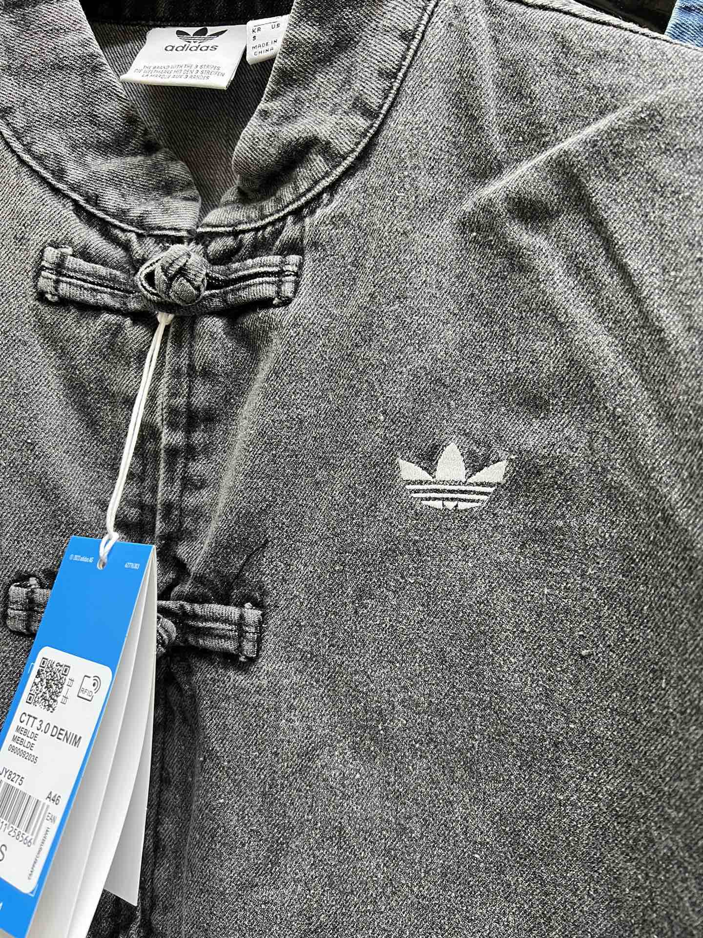 💰200
adidas originals CTT CTT 3.0 蛇年限定 新中式运动宽松牛仔外套 男女同款
‼️陈冠希上身同款|华流才是最屌的
🔴新中式真的杀疯了!
阿迪把中式盘扣和牛仔面料的结合恰到好处,经典又时髦🏅
🔥小红书、微博、得物 众多博主种草
中式盘扣+复古牛仔,adidas这件外套真的把新中式街头风拉满了!水洗牛仔的做旧质感,搭配招牌三条纹拼接,复古又不失运动感。盘扣设计加上立领,既有传统中式韵味,又有现代剪裁的利落感,日常随便套上都很有氛围。
水洗灰与牛仔蓝两色,下装搭配运动裤和棒球帽,整体风格更偏街头感,但如果换成宽松休闲裤+帆布鞋,也能穿出更文艺的感觉。这种混搭风玩得好,真的会让人一眼心动!
▪️面料
官网原版购入!拆解原版打色定做!原版纯棉面料!换原度百分99以上!
▪️五金辅料
原版拆解 开模定做原版吊牌、吊粒、水洗、贴纸、还原所有原版细节!真正高品!
Color : 水洗黑|水洗蓝
尺码: S M L XL
上衣
尺码表: 衣长 肩宽 胸围 袖长
S 70 54 136 61
M 72 55 140 62
L 74 56 144 63
XL 76 57 148 64