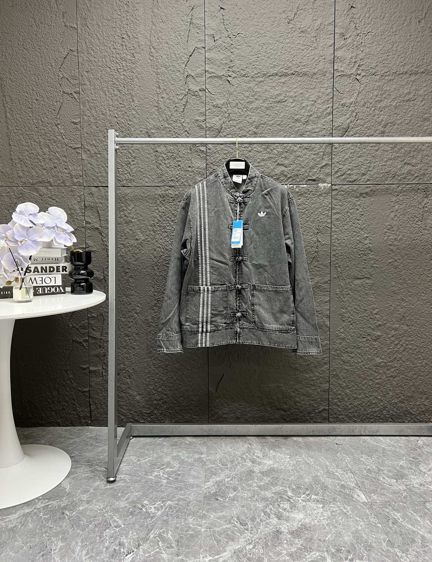 💰200
 adidas originals CTT CTT 3.0 蛇年限定  新中式运动宽松牛仔外套 男女同款 

 ‼️陈冠希上身同款｜华流才是最屌的

🔴新中式真的杀疯了！
阿迪把中式盘扣和牛仔面料的结合恰到好处，经典又时髦🏅

🔥小红书、微博、得物 众多博主种草

中式盘扣+复古牛仔，adidas这件外套真的把新中式街头风拉满了！水洗牛仔的做旧质感，搭配招牌三条纹拼接，复古又不失运动感。盘扣设计加上立领，既有传统中式韵味，又有现代剪裁的利落感，日常随便套上都很有氛围。
	
水洗灰与牛仔蓝两色，下装搭配运动裤和棒球帽，整体风格更偏街头感，但如果换成宽松休闲裤+帆布鞋，也能穿出更文艺的感觉。这种混搭风玩得好，真的会让人一眼心动！


▪️面料
官网原版购入！拆解原版打色定做！原版纯棉面料！换原度百分99以上！

▪️五金辅料
原版拆解 开模定做原版吊牌、吊粒、水洗、贴纸、还原所有原版细节！真正高品！

Color ： 水洗黑｜水洗蓝

尺码：   S  M   L   XL

                           上衣

尺码表： 衣长    肩宽     胸围        袖长

       S         70       54         136         61
       M        72       55         140         62
       L         74       56          144        63
      XL        76       57         148         64