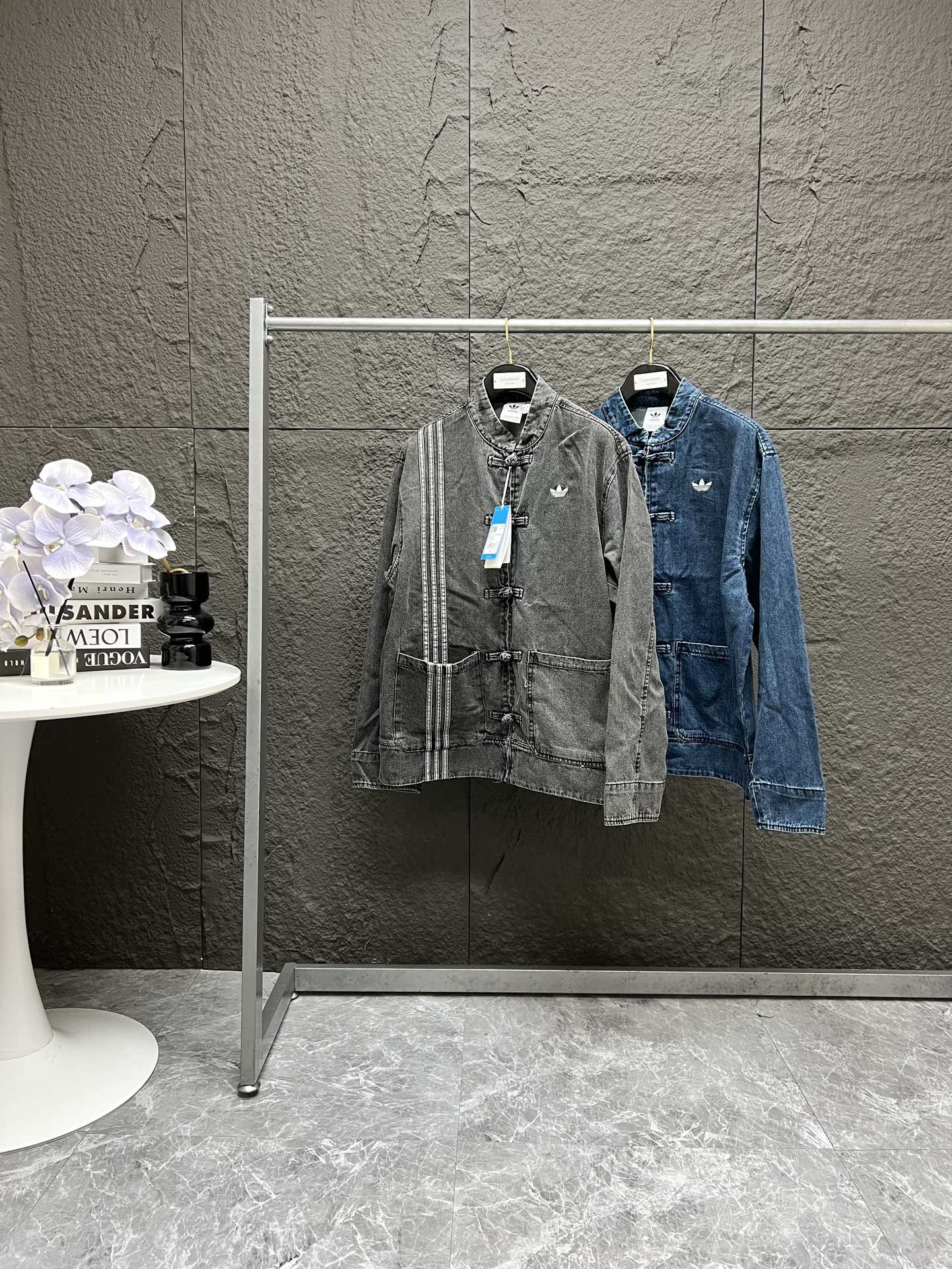 💰200
adidas originals CTT CTT 3.0 蛇年限定 新中式运动宽松牛仔外套 男女同款
‼️陈冠希上身同款|华流才是最屌的
🔴新中式真的杀疯了!
阿迪把中式盘扣和牛仔面料的结合恰到好处,经典又时髦🏅
🔥小红书、微博、得物 众多博主种草
中式盘扣+复古牛仔,adidas这件外套真的把新中式街头风拉满了!水洗牛仔的做旧质感,搭配招牌三条纹拼接,复古又不失运动感。盘扣设计加上立领,既有传统中式韵味,又有现代剪裁的利落感,日常随便套上都很有氛围。
水洗灰与牛仔蓝两色,下装搭配运动裤和棒球帽,整体风格更偏街头感,但如果换成宽松休闲裤+帆布鞋,也能穿出更文艺的感觉。这种混搭风玩得好,真的会让人一眼心动!
▪️面料
官网原版购入!拆解原版打色定做!原版纯棉面料!换原度百分99以上!
▪️五金辅料
原版拆解 开模定做原版吊牌、吊粒、水洗、贴纸、还原所有原版细节!真正高品!
Color : 水洗黑|水洗蓝
尺码: S M L XL
上衣
尺码表: 衣长 肩宽 胸围 袖长
S 70 54 136 61
M 72 55 140 62
L 74 56 144 63
XL 76 57 148 64