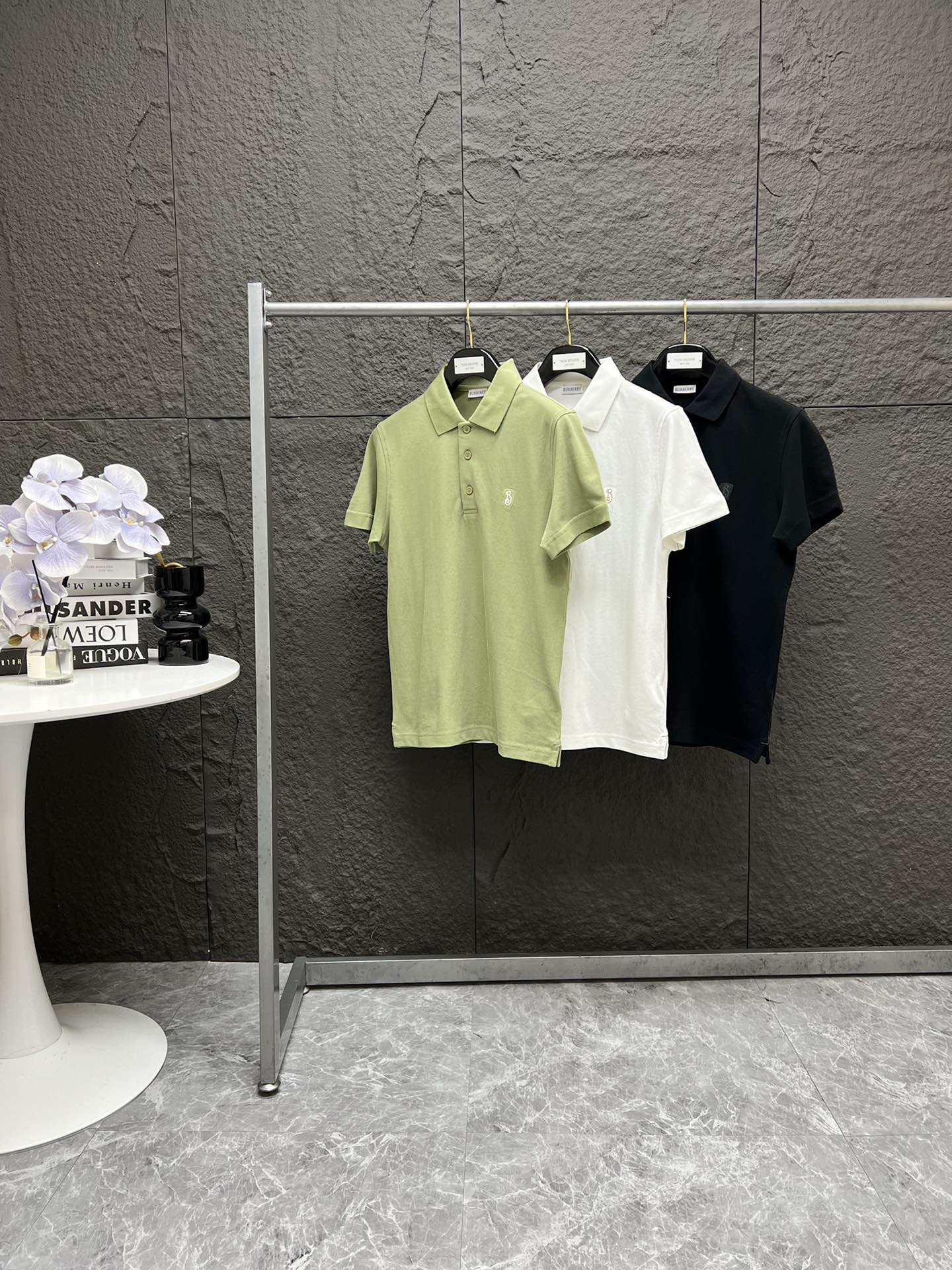 💰140
 Burberry SS25蛇年盾标简约刺绣polo衫
黑色 白色 皇家绿 XS到XL 100到200斤均可驾驭 柜子同步在售 高端定制～

原版购入开发 面料定织定染 不管是颜色还是面料成分 均与原版一致 Zp面料 选用32支260克纯棉珠地网眼布面料 ～

胸前B字型盾牌刺刺绣 图案灵感源自马术骑士徽标（EKD）白灵达刺绣机刺绣而成 更加精致 加上大厂精湛做工 整件衣服无论是品质还是版型 上身都非常有质感 不输柜子货 随意对比！

下摆三角开衩加打枣固定这个工艺 整整齐齐 基本秒杀市面所有通货版本 每件衣服都是拼色纯棉线走线 简约却又不逊色！

尺码建议
身高160，体重100，穿XS
身高163，体重118，穿S
身高177，体重140，穿M，
身高180，体重165，穿L，
身高190，体重190，穿XL