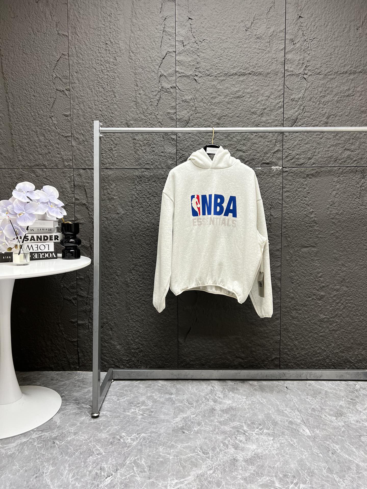 【过验级】衣服💰185 裤子💰180 Fear of God Essentials fog x NBA 联名款 FW24 Essentials NBA Tee 硅胶logo 系列 卫衣帽衫
穿上就很有范儿的潮流新品 FOG与NBA最新联名系列 单品有卫衣、T恤、长裤、短裤等,
主理人Jerry用ESSENTIALS的版型➕不同球队 Logo,
打造出一种青春活力的潮人形象,男生女生穿都很帅
帽衫整体oversize版型 俩侧有隐藏插兜
辅料:全系列原厂辅料配件 硅胶皮ZP一致厚度手感
最新镭射防伪贴
同系列短袖/短裤稍后上架
颜色:陨石黑 浅雾灰
尺码:S M L XL (版型偏大 拿不准可以报身高体重推荐)
S M L XL
衣长 68 70 72 74
胸围 140 144 148 152
袖长 58 59 60 61
肩宽 66 67 68 69