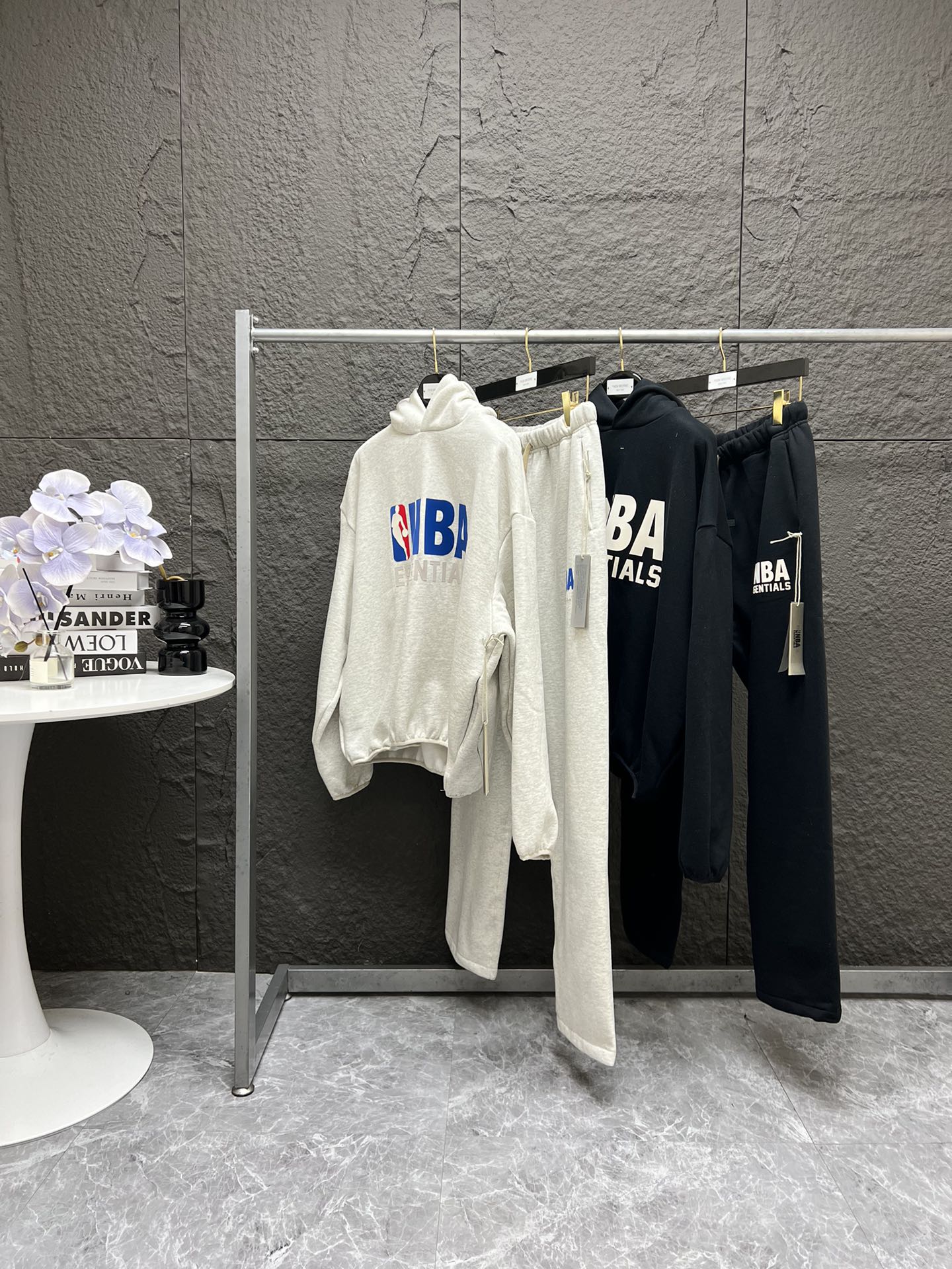 【过验级】衣服💰185 裤子💰180 Fear of God Essentials fog x NBA 联名款 FW24 Essentials NBA Tee 硅胶logo 系列 卫衣帽衫
穿上就很有范儿的潮流新品 FOG与NBA最新联名系列 单品有卫衣、T恤、长裤、短裤等,
主理人Jerry用ESSENTIALS的版型➕不同球队 Logo,
打造出一种青春活力的潮人形象,男生女生穿都很帅
帽衫整体oversize版型 俩侧有隐藏插兜
辅料:全系列原厂辅料配件 硅胶皮ZP一致厚度手感
最新镭射防伪贴
同系列短袖/短裤稍后上架
颜色:陨石黑 浅雾灰
尺码:S M L XL (版型偏大 拿不准可以报身高体重推荐)
S M L XL
衣长 68 70 72 74
胸围 140 144 148 152
袖长 58 59 60 61
肩宽 66 67 68 69