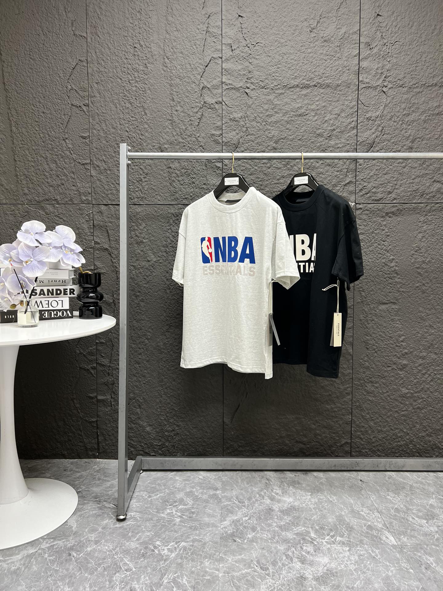 【过验级】P110 Fear of God Essentials fog x NBA 联名款 FW24 Essentials NBA Tee 硅胶logo 系列 短袖T恤
穿上就很有范儿的潮流新品 FOG与NBA最新联名系列 单品有卫衣、T恤、长裤、短裤等，
主理人Jerry用ESSENTIALS的版型➕不同球队 Logo,
打造出一种青春活力的潮人形象，男生女生穿都很帅
辅料：全系列原厂辅料配件 硅胶皮ZP一致厚度手感 
最新镭射防伪贴
颜色：陨石黑 浅雾灰 
尺码：S M L XL 
             S      M      L       XL
衣长	  70          72         74          76
胸围      123 	    127 	       131        135
肩宽      60          61          62         63