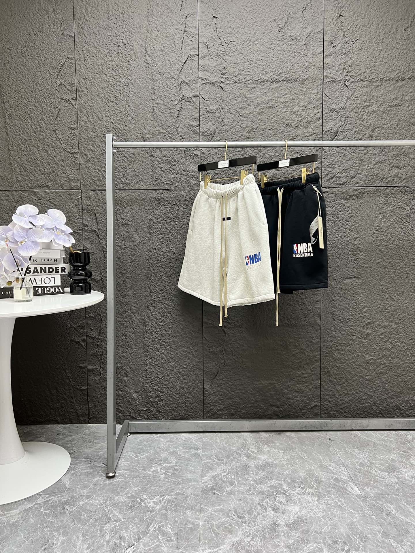 【过验级】P130 Fear of God Essentials fog x NBA 联名款 FW24 Essentials NBA Tee 硅胶logo 系列 短裤
穿上就很有范儿的潮流新品 FOG与NBA最新联名系列 单品有卫衣、T恤、长裤、短裤等,
主理人Jerry用ESSENTIALS的版型➕不同球队 Logo,
打造出一种青春活力的潮人形象,男生女生穿都很帅
辅料:全系列原厂辅料配件 硅胶皮ZP一致厚度手感
最新镭射防伪贴
颜色:陨石黑 浅雾灰
尺码:S M L XL
S M L XL
裤长 48 50 52 54
腰围 76 80 84 88
臀围 114 118 122 126