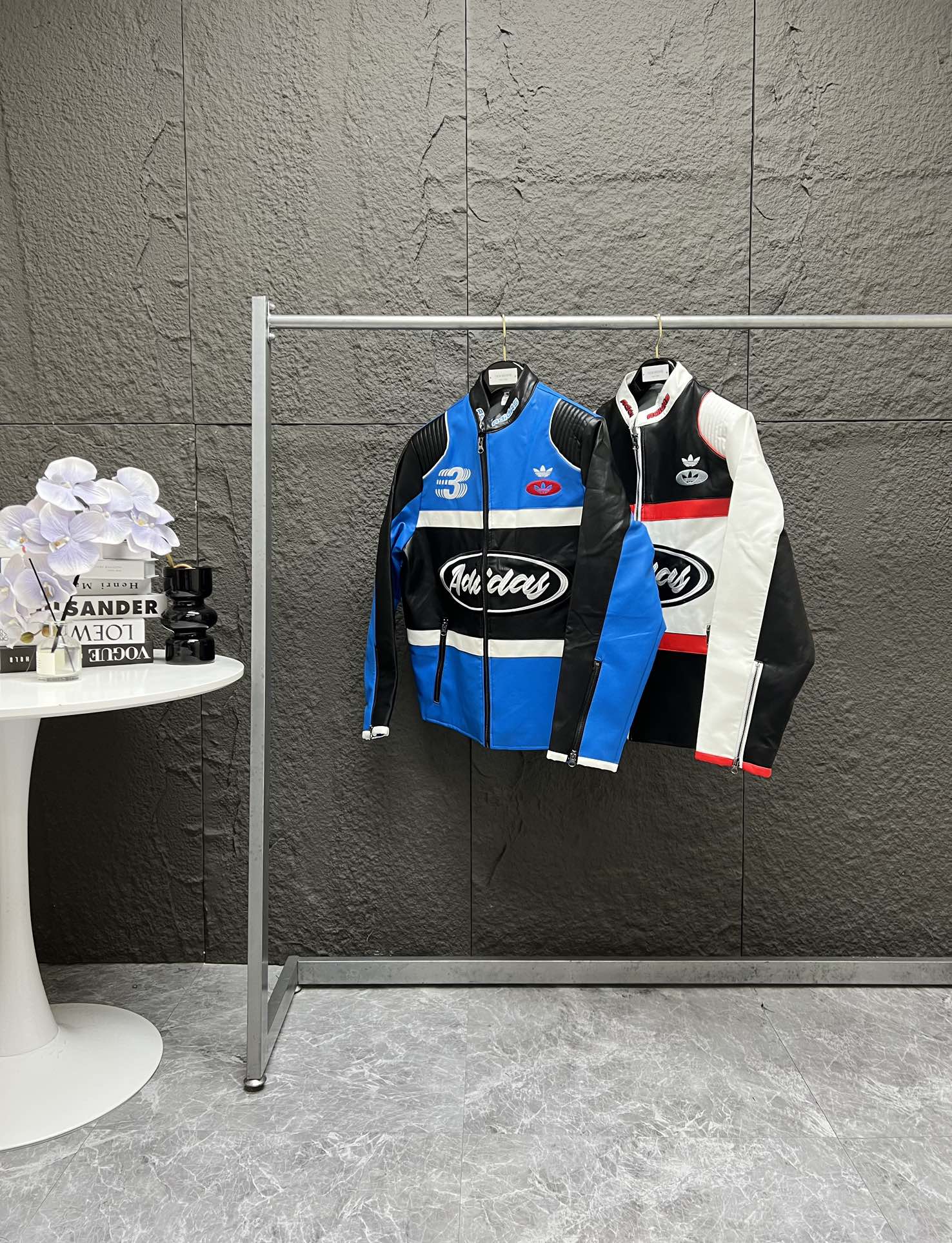 P260 爆款上新!整体不厚!适合春季!
Adidas originals SS25 RAC PLTR JKT M 皮夹克机车服 黑蓝 白红 男女同款 S到XL~
多颜色拼接撞色设计 整件衣服十几万针高密度刺绣 完美还原机车服版型 S适合170 115斤 完美驾驭 最大可穿220斤~
肩膀采用垫肩设计 上身有型 有内层胆布 基本四季都能穿 不粘皮肤~
原版定制的Pu皮面料 仿真皮纹路 原版就是PU皮料 整件衣服拉链头 完美还原 所有五金都带有三颗草的Logo 水洗标一比一带有二维码 仅此一批 售完无补~
S肩宽 42胸围59衣长68袖长62
M肩宽 43胸围60衣长69袖长64
L肩宽 45胸围 62衣长72袖长64.5
XL肩宽46胸围64衣长74袖长66