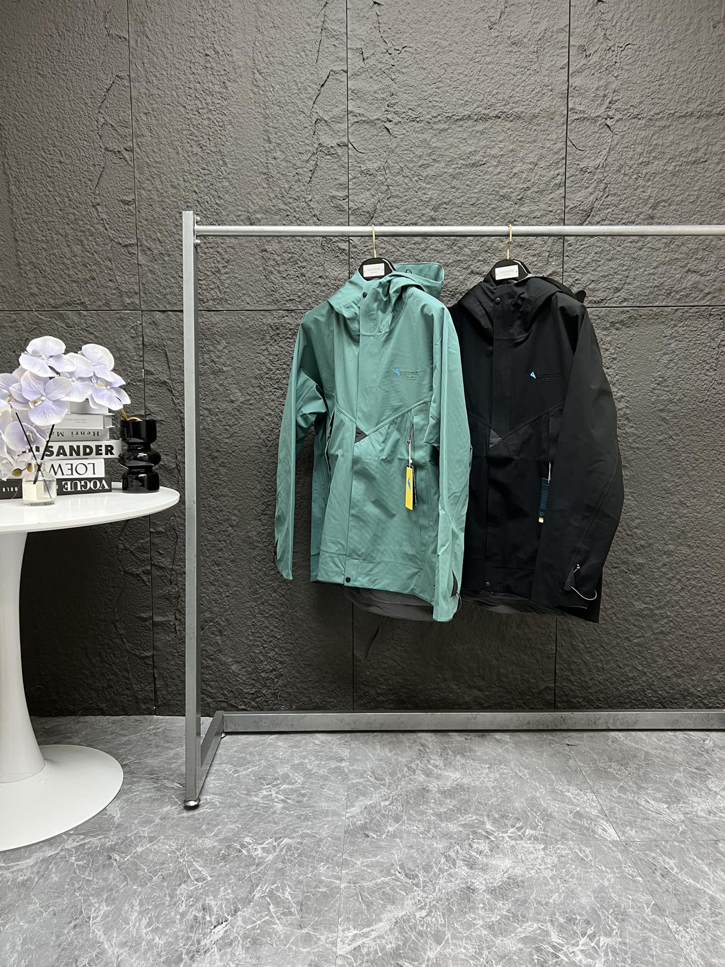 💰320
春季最强 Asynja Jacket M's /阿萨神族冲锋衣 这是市面上最高端的品质，拍着胸脯告诉你

⚠️⚠️⚠️⚠️与市面上的普通面料 五金全部不一样  ！！⚠️

全身激光切割 无缝拼接压胶工艺， 扣子都是附带LOGO磨砂哑光的扣子，

Asynja(阿萨神族)冲锋衣是一款春夏秋三季户外探险尤其是雨季户外运动的一款不错的选择!面料采用三层贴合的库坦面料，具有结实耐用，防风，等特性，接缝处采用防渗漏贴条，为了防止冷风灌入，帽子，腰部，袖口等部位均采用可收缩调节处理，同时也是日常休闲穿着的不错选择!
攀山鼠货号:
阿萨神族冲锋衣款式:情况款
材质:
主体面料:3LCutan®(3层贴合聚酰胺)面料密度:103g/m2
雪裙:89% Polyamide(聚酰胺)，11%
Elastane (探险纤维)bluesign®
(蓝点机构)认证面料，不含氟碳化合物拉链:YKK
防渗漏系数:大于20000mm透气系数:20,000g/m2 MFR防风系数:10
适用:春夏秋冬 四个季节 
攀山鼠连帽阿萨神族 徒步防水方风透气轻量冲锋衣！王一博同款！巨人岛冲锋衣
全内里压胶！非市面普通货！(硬壳软做)+3D立体可调节风帽，兼容头盔;
+风帽调节操作简单，甚至单手就能操作;
+鼠家特色斜式双向拉链，既方便透气又灵活自由;
+腋下的透气拉链设计，满足高强度活动下的透气需要;
+手插口袋山系特色高位设计，避开背包腰带与肩带位置的重合尴尬;
+前后反光设计，提升弱光环境下的安全性;+内外均有的遮风挡雨带设计，降低冷点穿透力;
+可调式袖口与下摆设计，降低风雨雪灌入机
颜色：黑色 灌木绿 
尺码：
		胸围	后衣长	肩袖长
	S   120	         81	   81
	M	124	         83	   82.5
	L	128	         85	   84
	XL	132	         87	   85.5