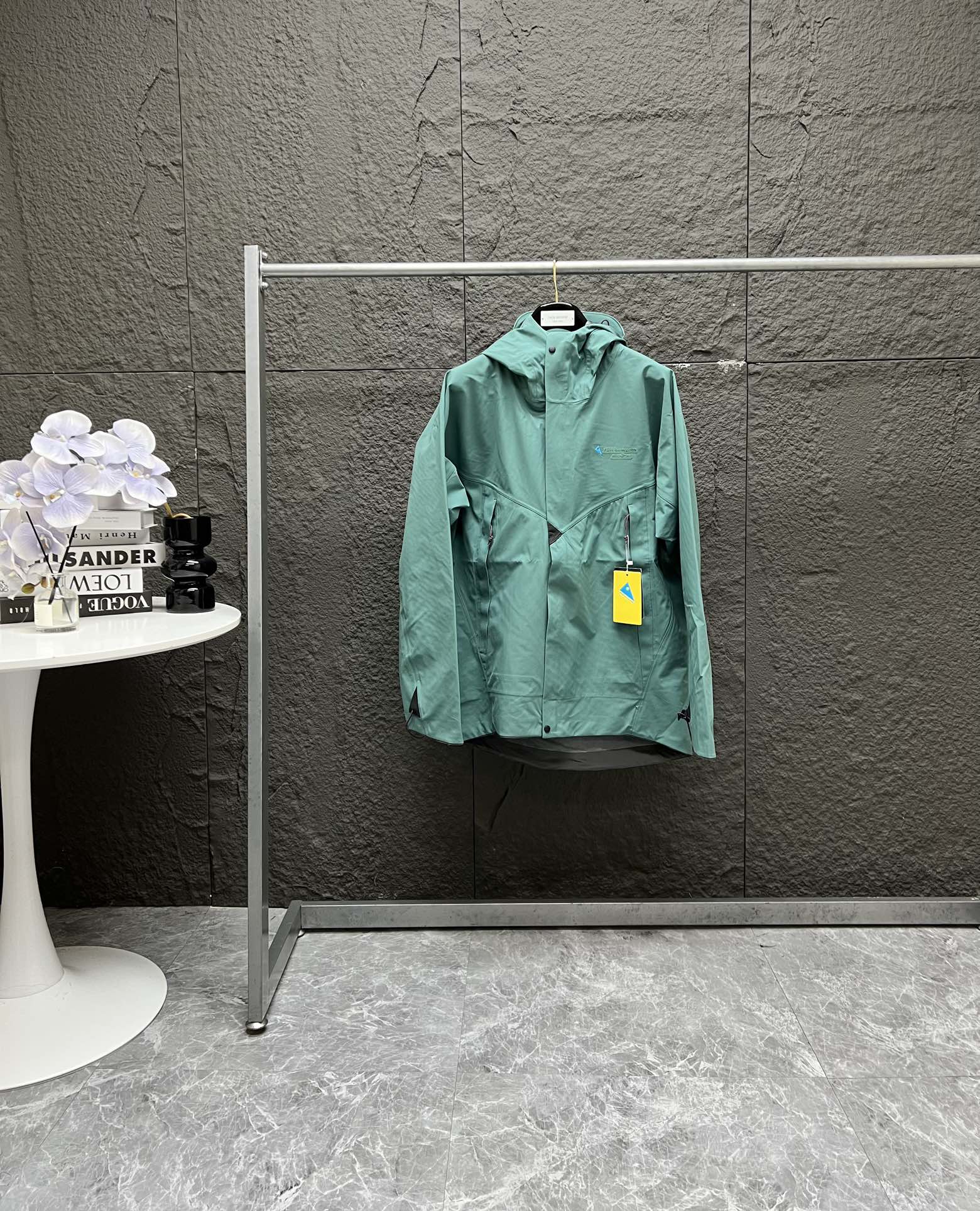 💰320
春季最强 Asynja Jacket M's /阿萨神族冲锋衣 这是市面上最高端的品质,拍着胸脯告诉你
⚠️⚠️⚠️⚠️与市面上的普通面料 五金全部不一样 !!⚠️
全身激光切割 无缝拼接压胶工艺, 扣子都是附带LOGO磨砂哑光的扣子,
Asynja(阿萨神族)冲锋衣是一款春夏秋三季户外探险尤其是雨季户外运动的一款不错的选择!面料采用三层贴合的库坦面料,具有结实耐用,防风,等特性,接缝处采用防渗漏贴条,为了防止冷风灌入,帽子,腰部,袖口等部位均采用可收缩调节处理,同时也是日常休闲穿着的不错选择!
攀山鼠货号:
阿萨神族冲锋衣款式:情况款
材质:
主体面料:3LCutan®(3层贴合聚酰胺)面料密度:103g/m2
雪裙:89% Polyamide(聚酰胺),11%
Elastane (探险纤维)bluesign®
(蓝点机构)认证面料,不含氟碳化合物拉链:YKK
防渗漏系数:大于20000mm透气系数:20,000g/m2 MFR防风系数:10
适用:春夏秋冬 四个季节
攀山鼠连帽阿萨神族 徒步防水方风透气轻量冲锋衣!王一博同款!巨人岛冲锋衣
全内里压胶!非市面普通货!(硬壳软做)+3D立体可调节风帽,兼容头盔;
+风帽调节操作简单,甚至单手就能操作;
+鼠家特色斜式双向拉链,既方便透气又灵活自由;
+腋下的透气拉链设计,满足高强度活动下的透气需要;
+手插口袋山系特色高位设计,避开背包腰带与肩带位置的重合尴尬;
+前后反光设计,提升弱光环境下的安全性;+内外均有的遮风挡雨带设计,降低冷点穿透力;
+可调式袖口与下摆设计,降低风雨雪灌入机
颜色:黑色 灌木绿
尺码:
胸围 后衣长 肩袖长
S 120 81 81
M 124 83 82.5
L 128 85 84
XL 132 87 85.5