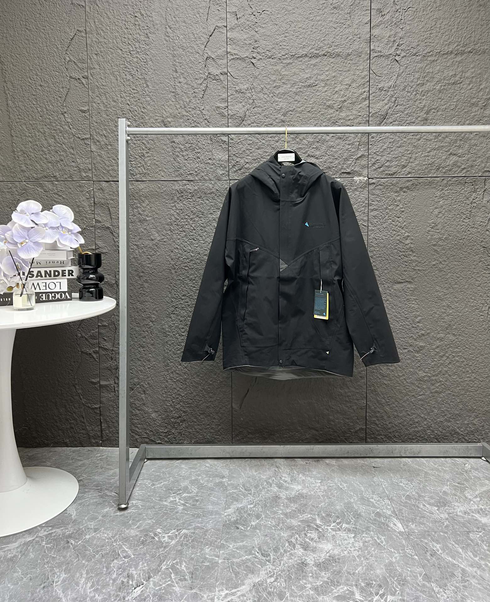 💰320
春季最强 Asynja Jacket M's /阿萨神族冲锋衣 这是市面上最高端的品质,拍着胸脯告诉你
⚠️⚠️⚠️⚠️与市面上的普通面料 五金全部不一样 !!⚠️
全身激光切割 无缝拼接压胶工艺, 扣子都是附带LOGO磨砂哑光的扣子,
Asynja(阿萨神族)冲锋衣是一款春夏秋三季户外探险尤其是雨季户外运动的一款不错的选择!面料采用三层贴合的库坦面料,具有结实耐用,防风,等特性,接缝处采用防渗漏贴条,为了防止冷风灌入,帽子,腰部,袖口等部位均采用可收缩调节处理,同时也是日常休闲穿着的不错选择!
攀山鼠货号:
阿萨神族冲锋衣款式:情况款
材质:
主体面料:3LCutan®(3层贴合聚酰胺)面料密度:103g/m2
雪裙:89% Polyamide(聚酰胺),11%
Elastane (探险纤维)bluesign®
(蓝点机构)认证面料,不含氟碳化合物拉链:YKK
防渗漏系数:大于20000mm透气系数:20,000g/m2 MFR防风系数:10
适用:春夏秋冬 四个季节
攀山鼠连帽阿萨神族 徒步防水方风透气轻量冲锋衣!王一博同款!巨人岛冲锋衣
全内里压胶!非市面普通货!(硬壳软做)+3D立体可调节风帽,兼容头盔;
+风帽调节操作简单,甚至单手就能操作;
+鼠家特色斜式双向拉链,既方便透气又灵活自由;
+腋下的透气拉链设计,满足高强度活动下的透气需要;
+手插口袋山系特色高位设计,避开背包腰带与肩带位置的重合尴尬;
+前后反光设计,提升弱光环境下的安全性;+内外均有的遮风挡雨带设计,降低冷点穿透力;
+可调式袖口与下摆设计,降低风雨雪灌入机
颜色:黑色 灌木绿
尺码:
胸围 后衣长 肩袖长
S 120 81 81
M 124 83 82.5
L 128 85 84
XL 132 87 85.5