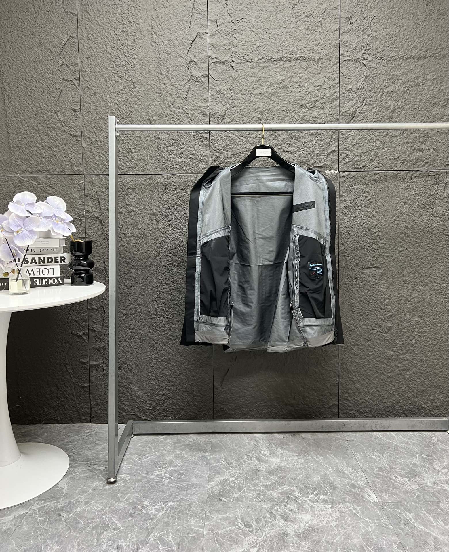 💰320
春季最强 Asynja Jacket M's /阿萨神族冲锋衣 这是市面上最高端的品质,拍着胸脯告诉你
⚠️⚠️⚠️⚠️与市面上的普通面料 五金全部不一样 !!⚠️
全身激光切割 无缝拼接压胶工艺, 扣子都是附带LOGO磨砂哑光的扣子,
Asynja(阿萨神族)冲锋衣是一款春夏秋三季户外探险尤其是雨季户外运动的一款不错的选择!面料采用三层贴合的库坦面料,具有结实耐用,防风,等特性,接缝处采用防渗漏贴条,为了防止冷风灌入,帽子,腰部,袖口等部位均采用可收缩调节处理,同时也是日常休闲穿着的不错选择!
攀山鼠货号:
阿萨神族冲锋衣款式:情况款
材质:
主体面料:3LCutan®(3层贴合聚酰胺)面料密度:103g/m2
雪裙:89% Polyamide(聚酰胺),11%
Elastane (探险纤维)bluesign®
(蓝点机构)认证面料,不含氟碳化合物拉链:YKK
防渗漏系数:大于20000mm透气系数:20,000g/m2 MFR防风系数:10
适用:春夏秋冬 四个季节
攀山鼠连帽阿萨神族 徒步防水方风透气轻量冲锋衣!王一博同款!巨人岛冲锋衣
全内里压胶!非市面普通货!(硬壳软做)+3D立体可调节风帽,兼容头盔;
+风帽调节操作简单,甚至单手就能操作;
+鼠家特色斜式双向拉链,既方便透气又灵活自由;
+腋下的透气拉链设计,满足高强度活动下的透气需要;
+手插口袋山系特色高位设计,避开背包腰带与肩带位置的重合尴尬;
+前后反光设计,提升弱光环境下的安全性;+内外均有的遮风挡雨带设计,降低冷点穿透力;
+可调式袖口与下摆设计,降低风雨雪灌入机
颜色:黑色 灌木绿
尺码:
胸围 后衣长 肩袖长
S 120 81 81
M 124 83 82.5
L 128 85 84
XL 132 87 85.5