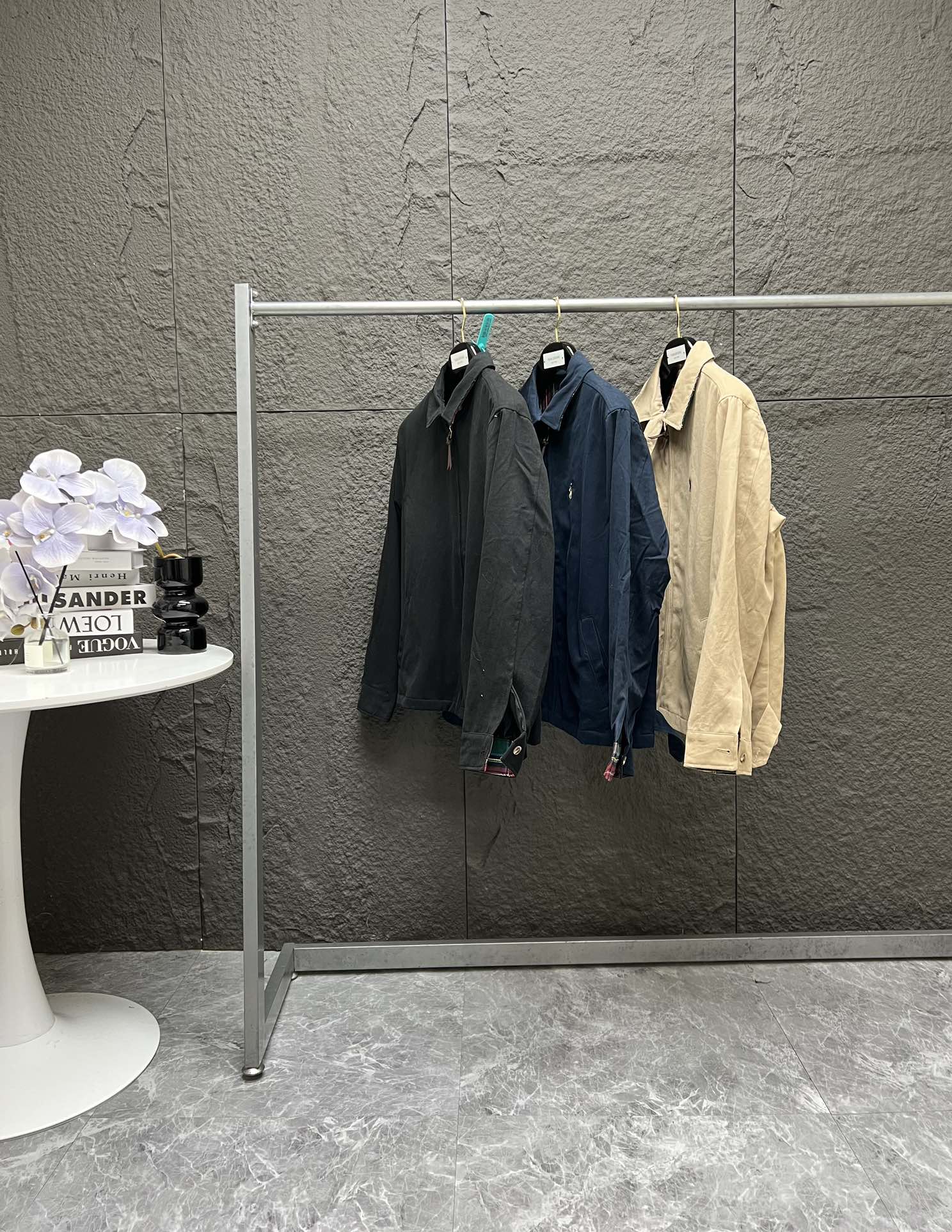 💰190
 Ralph Lauren/拉夫劳伦 美式古着经典翻领老干部复古夹克外套

经典的设计 永恒的经典 全棉面料厚实 呈现年代感vintage    领子袖口彩格子点缀  男女怎么穿都好看 怎么舒服怎么穿 主打松弛复古
YYDS 男女人手一件 秋冬不可或缺的一件， 当下最火的夹克 百分百棉斜纹厚实厚实，纯棉彩色格子里布区别市场数码印花。精致刺绣 。哈林顿夹克版型宽松 短肥 超级百搭 ，穿上就是cleanfit 顶男顶女！
颜色： 卡其  藏青
尺码：Ｓ-XL
Ｓ：衣长68袖长63肩宽51胸围126
M：衣长70袖长64肩宽52胸围130
Ｌ：衣长72袖长65肩宽53胸围134
XL：衣长74袖长66肩宽54胸围138