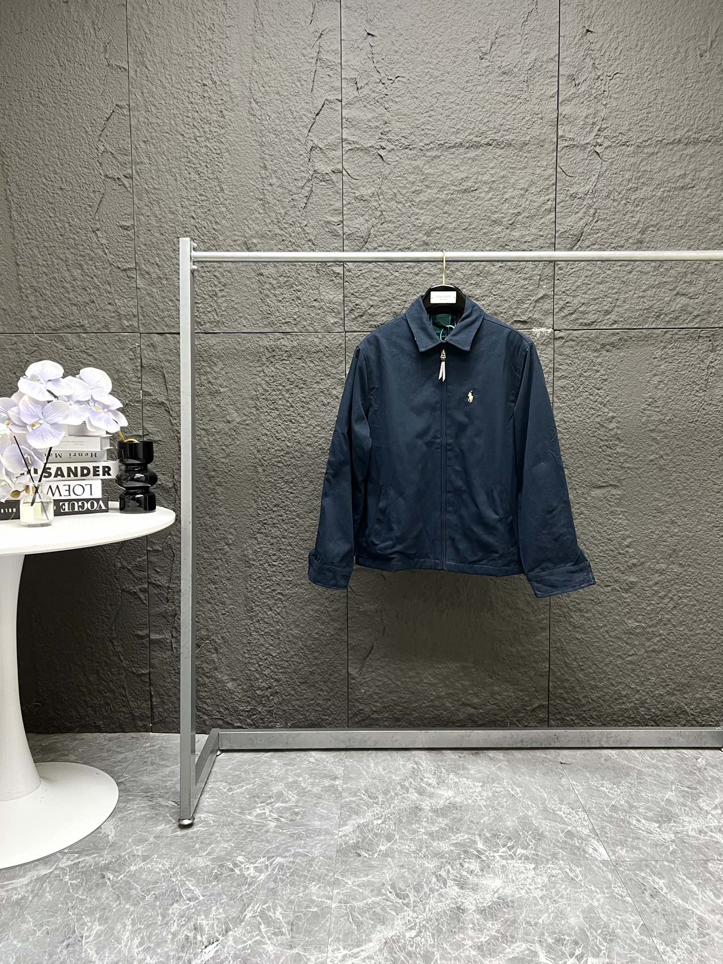 💰190
Ralph Lauren/拉夫劳伦 美式古着经典翻领老干部复古夹克外套
经典的设计 永恒的经典 全棉面料厚实 呈现年代感vintage 领子袖口彩格子点缀 男女怎么穿都好看 怎么舒服怎么穿 主打松弛复古
YYDS 男女人手一件 秋冬不可或缺的一件, 当下最火的夹克 百分百棉斜纹厚实厚实,纯棉彩色格子里布区别市场数码印花。精致刺绣 。哈林顿夹克版型宽松 短肥 超级百搭 ,穿上就是cleanfit 顶男顶女!
颜色: 卡其 藏青
尺码:S-XL
S:衣长68袖长63肩宽51胸围126
M:衣长70袖长64肩宽52胸围130
L:衣长72袖长65肩宽53胸围134
XL:衣长74袖长66肩宽54胸围138