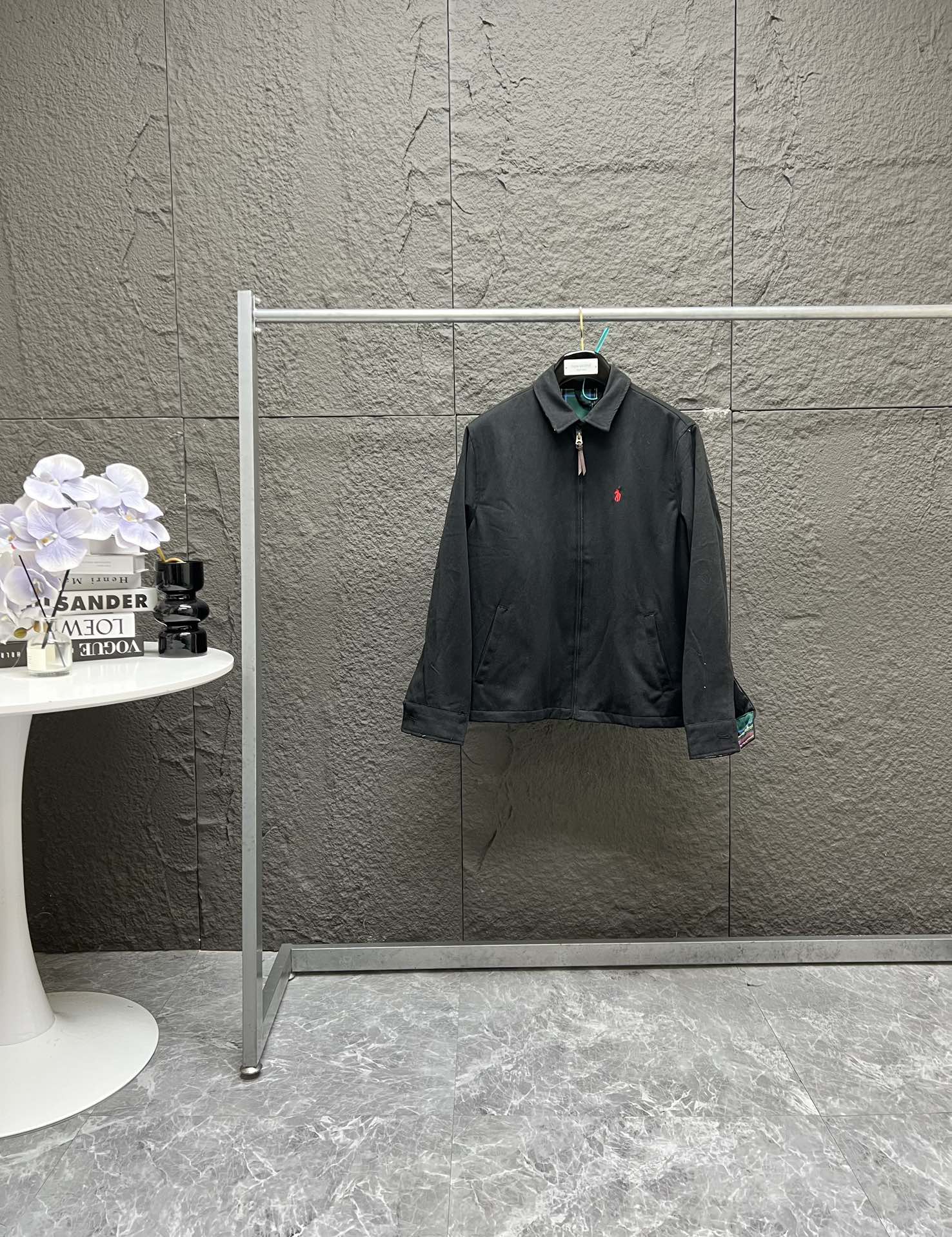 💰190
Ralph Lauren/拉夫劳伦 美式古着经典翻领老干部复古夹克外套
经典的设计 永恒的经典 全棉面料厚实 呈现年代感vintage 领子袖口彩格子点缀 男女怎么穿都好看 怎么舒服怎么穿 主打松弛复古
YYDS 男女人手一件 秋冬不可或缺的一件, 当下最火的夹克 百分百棉斜纹厚实厚实,纯棉彩色格子里布区别市场数码印花。精致刺绣 。哈林顿夹克版型宽松 短肥 超级百搭 ,穿上就是cleanfit 顶男顶女!
颜色: 卡其 藏青
尺码:S-XL
S:衣长68袖长63肩宽51胸围126
M:衣长70袖长64肩宽52胸围130
L:衣长72袖长65肩宽53胸围134
XL:衣长74袖长66肩宽54胸围138