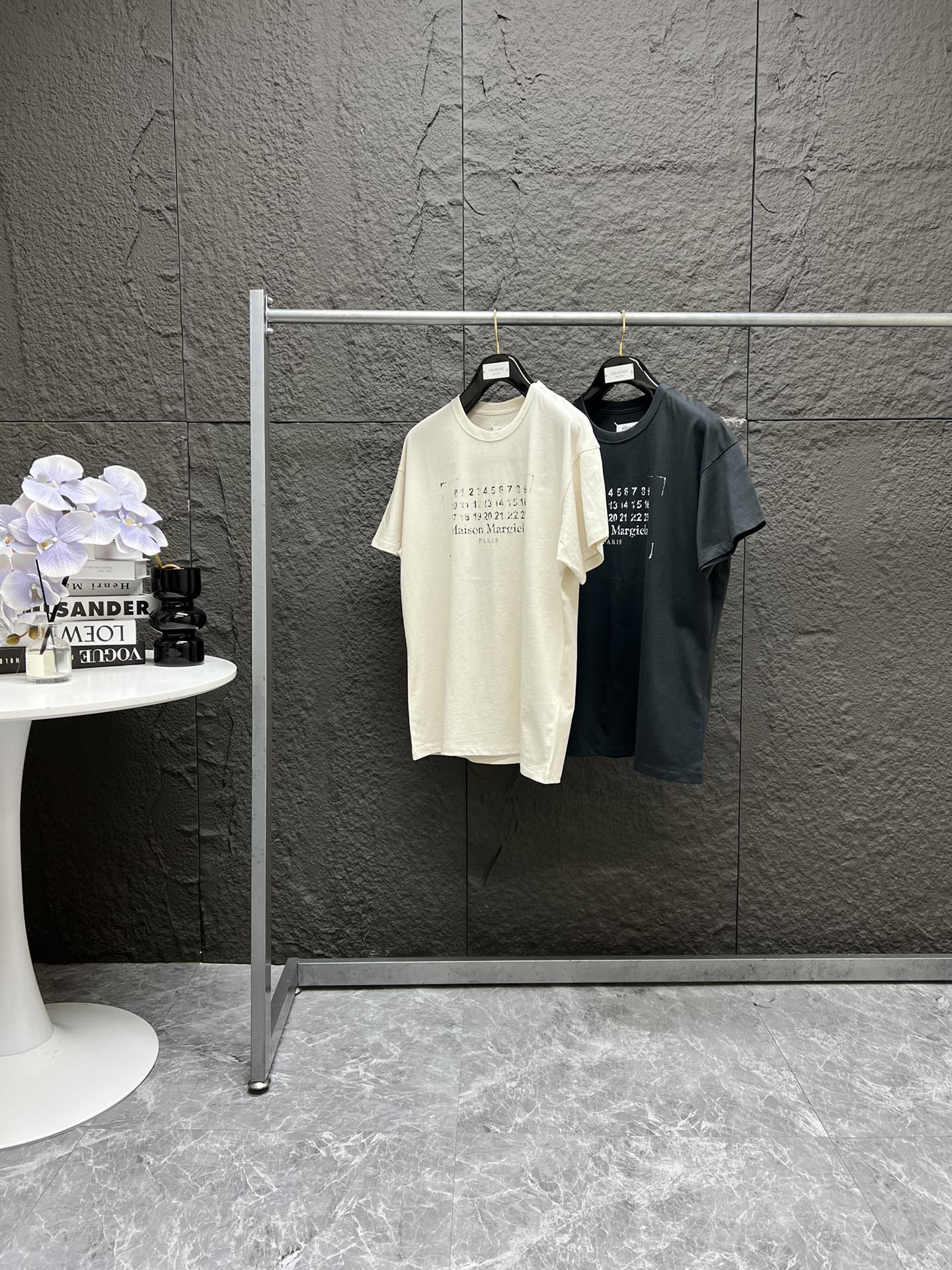 P120 MaisonMargiela马吉拉数字Logo短袖T恤 水洗白 水洗黑色 XS到L~
代购订单 原版购入开发 货号与YB一致~
面料是26支纱170克100%全棉平纹面料 两色全部经过水洗磨毛处理 确保面料的柔软性 松垮感让整件衣服上身倍有范 天天洗 面料都不会缩水掉色!
25年马吉拉系列T恤都使用了比较轻薄的面料,整体布料颜色和印花效果风格都是复古的,整个印花效果能很清楚看到英文字母上的小盲点,这些小盲点都是在做菲林网版的时候人工一点一点抠掉的,相比整个完整的英文字母更耗费时间,搭上活性的水性印花浆料使整件衣服看上去复古风更强更自然!
马吉拉数字款T恤,最大特点是领标数字标
全部按照原版百分百还原 纯手工一针一针的缝制上去,在保证主标稳固的同时外观装饰线四个角大小统一且自然,是机器无法替代!
尺码试穿
身高165,体重100,穿XS
身高173,体重138,穿S
身高180,体重165,穿M
身高185,体重185,穿L