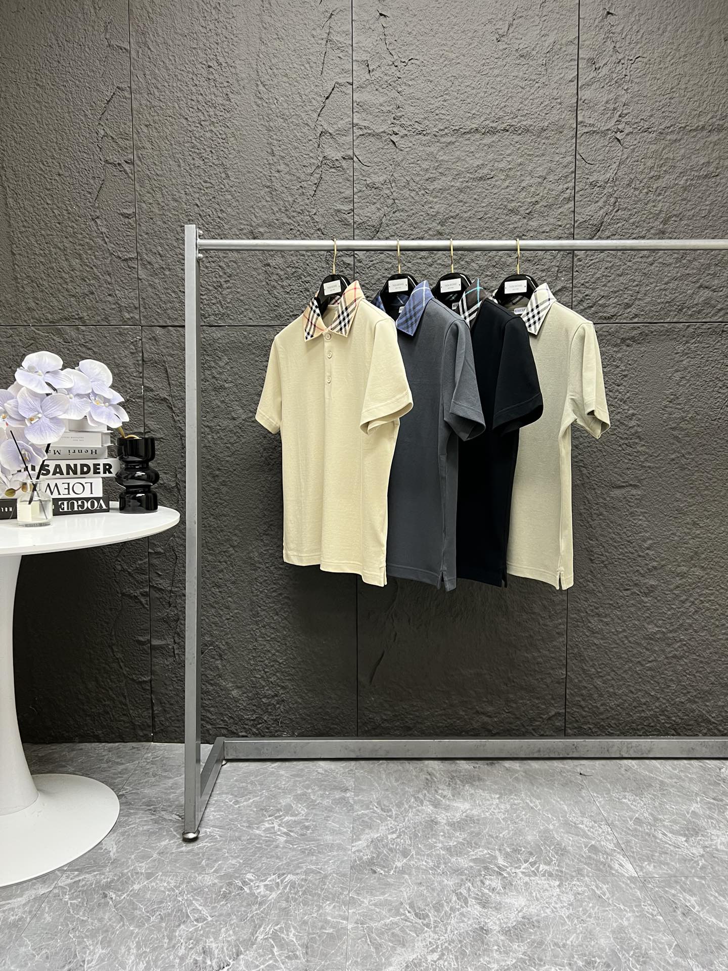 P170 Burberry博柏利 SS25经典新款格纹领Polo衫 肉白 磁铁色 黑色 绿色 S到XXL～

4色原版购入 完美还原 全定制 代购高端版本！

面料定织32支精梳全棉240克洗水双珠地面料 4色全部按照柜子里买回来多次打色定染！

25款最新的四色格纹领口区别于往年的大格子，25年格子更为细腻材质为100%全棉！

织法为单面芝麻底提花扁机，肩部和左右侧是单针锁链底为面的做法！懂行的人才知道 这种做法很考验工人的经验和技术，没有很多年经验的老师傅做不到这个平稳的纹路！

吊牌水洗标领标全部根据25年柜子里的新款一比一定制 领标采用50D精纱材质 蓝色Bur字母纹路感完美还原 水洗标货号均与柜柜一致！预购从速 很快就要断码了～

码数试穿：
身高165，体重110，穿S码
身高172，体重130，穿M码
身高176，体重150，穿L码
身高180，体重170，穿XL码
身高185，体重190，穿XXL码 
最大可穿220斤无压力～