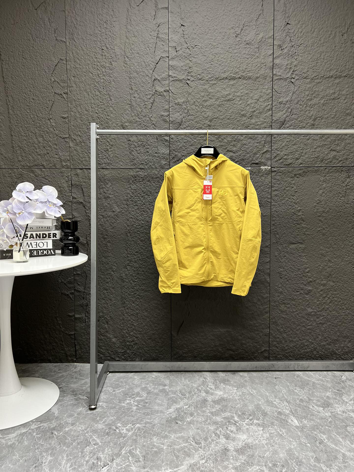 💰230 原单品质主推新款 春夏系列 HELLY HANSEN/HH 25最新款户外登山功能连帽防晒服 防泼水连帽薄款夹克 防风高位拉链门襟,袖口带松紧,下摆松紧绳防风设计;防泼水功能性面料,自带微弹力特别柔软亲肤,可直接接触皮肤,触感干爽凉快。 科技面料轻松应对小雨天气、大风天气以及高紫外线照射天气。UPF100+ >99%紫外线阻隔率 搭配立体剪裁 户外城市 上班通勤日常穿搭都自由伸展 黑色,黄色 M,L,XL,XXL码 常规版型 卡码往大选尺码 M肩宽47胸围108衣长71袖长66 建议120-140斤 L肩宽48胸围112衣长72袖长67 建议140-160斤 XL肩宽49胸围116衣长73袖长68 建议160-180斤 XXL肩宽50胸围120衣长74袖长69 建议180-200斤