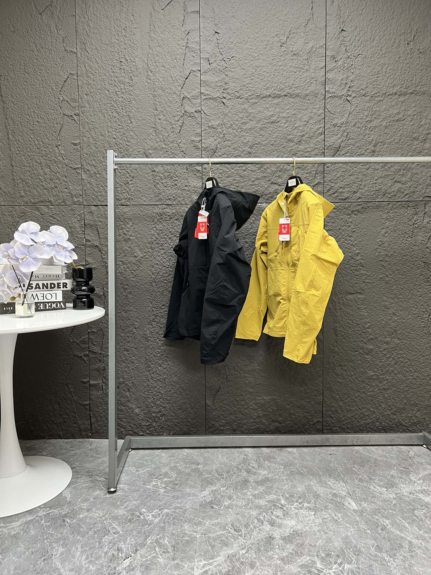 💰230 原单品质主推新款 春夏系列 HELLY HANSEN/HH 25最新款户外登山功能连帽防晒服 防泼水连帽薄款夹克 防风高位拉链门襟,袖口带松紧,下摆松紧绳防风设计;防泼水功能性面料,自带微弹力特别柔软亲肤,可直接接触皮肤,触感干爽凉快。 科技面料轻松应对小雨天气、大风天气以及高紫外线照射天气。UPF100+ >99%紫外线阻隔率 搭配立体剪裁 户外城市 上班通勤日常穿搭都自由伸展 黑色,黄色 M,L,XL,XXL码 常规版型 卡码往大选尺码 M肩宽47胸围108衣长71袖长66 建议120-140斤 L肩宽48胸围112衣长72袖长67 建议140-160斤 XL肩宽49胸围116衣长73袖长68 建议160-180斤 XXL肩宽50胸围120衣长74袖长69 建议180-200斤