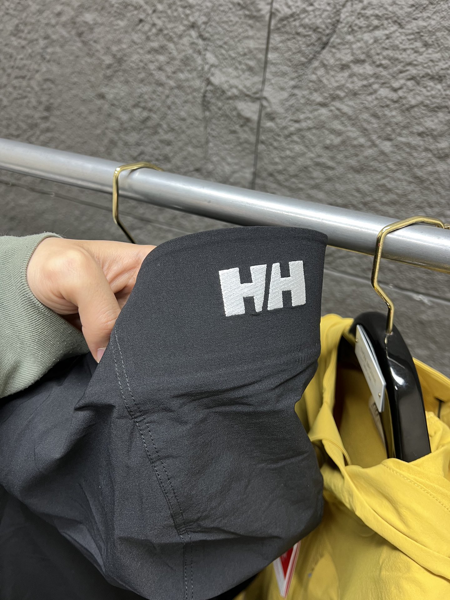 💰230 原单品质主推新款 春夏系列 HELLY HANSEN/HH 25最新款户外登山功能连帽防晒服 防泼水连帽薄款夹克 防风高位拉链门襟,袖口带松紧,下摆松紧绳防风设计;防泼水功能性面料,自带微弹力特别柔软亲肤,可直接接触皮肤,触感干爽凉快。 科技面料轻松应对小雨天气、大风天气以及高紫外线照射天气。UPF100+ >99%紫外线阻隔率 搭配立体剪裁 户外城市 上班通勤日常穿搭都自由伸展 黑色,黄色 M,L,XL,XXL码 常规版型 卡码往大选尺码 M肩宽47胸围108衣长71袖长66 建议120-140斤 L肩宽48胸围112衣长72袖长67 建议140-160斤 XL肩宽49胸围116衣长73袖长68 建议160-180斤 XXL肩宽50胸围120衣长74袖长69 建议180-200斤