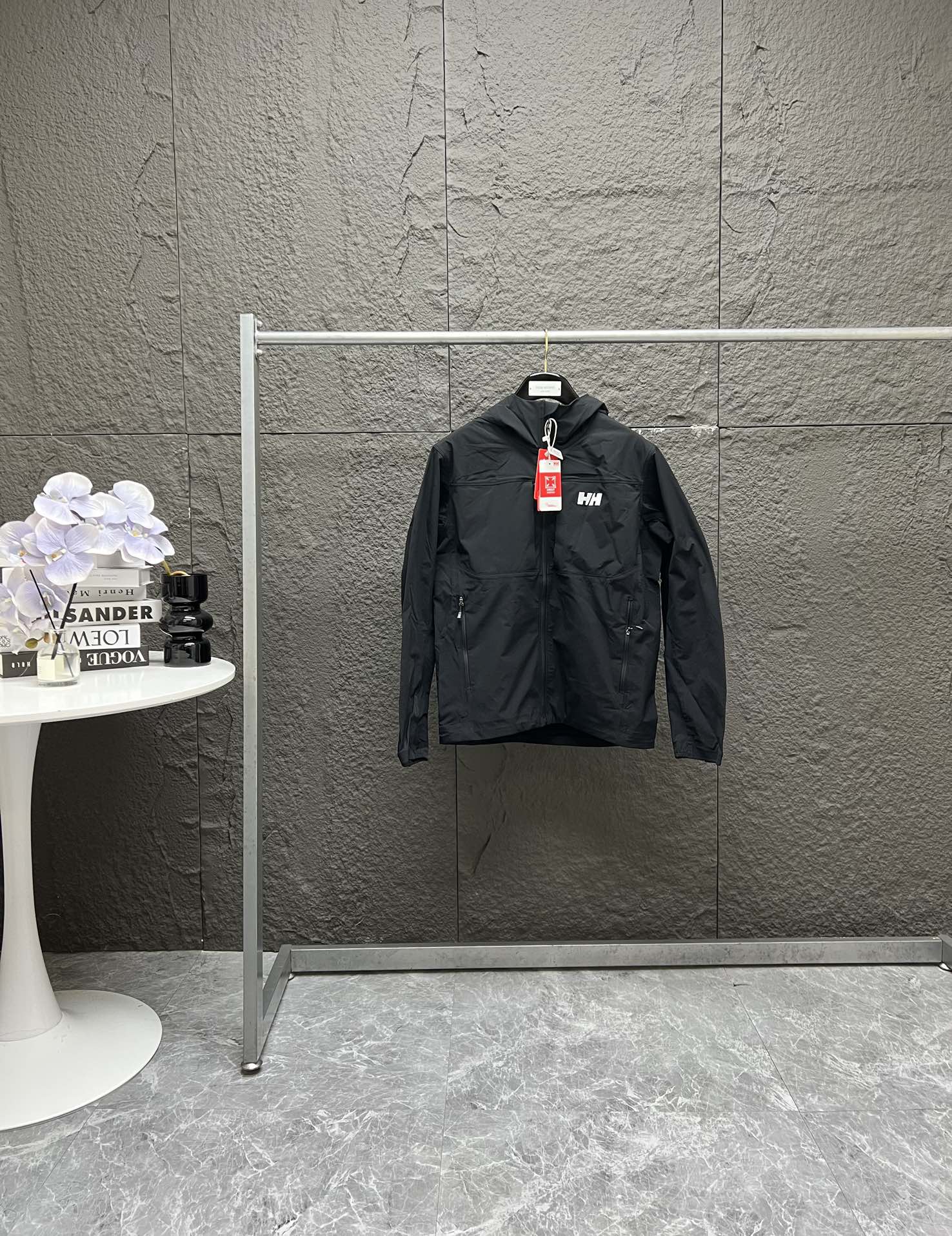 💰230 原单品质主推新款 春夏系列 HELLY HANSEN/HH 25最新款户外登山功能连帽防晒服 防泼水连帽薄款夹克 防风高位拉链门襟,袖口带松紧,下摆松紧绳防风设计;防泼水功能性面料,自带微弹力特别柔软亲肤,可直接接触皮肤,触感干爽凉快。 科技面料轻松应对小雨天气、大风天气以及高紫外线照射天气。UPF100+ >99%紫外线阻隔率 搭配立体剪裁 户外城市 上班通勤日常穿搭都自由伸展 黑色,黄色 M,L,XL,XXL码 常规版型 卡码往大选尺码 M肩宽47胸围108衣长71袖长66 建议120-140斤 L肩宽48胸围112衣长72袖长67 建议140-160斤 XL肩宽49胸围116衣长73袖长68 建议160-180斤 XXL肩宽50胸围120衣长74袖长69 建议180-200斤