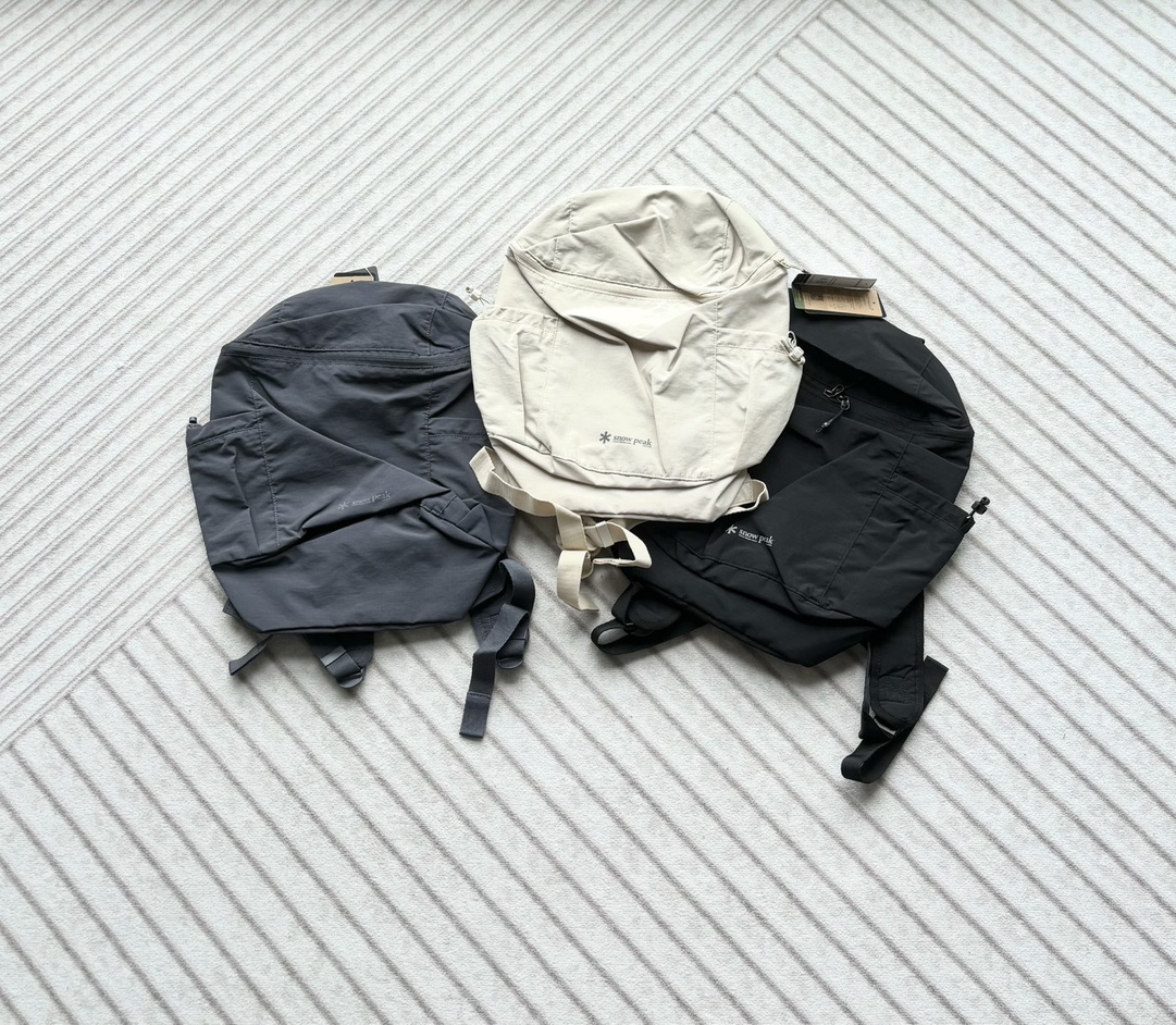 💰165
 出口日本订单 雪峰snowpaek 17L尼龙面料超轻量户外徒步防水背包 男女款
尺寸：28*12*42cm，17L
颜色：灰色 黑色 米白色
细节做工包括材质同步原版；采用高品质尼龙水洗布面料，轻盈耐磨，防水防污，易于打理。Ykk拉链 每处细节都带品牌标识！内里也无可挑剔！带有品牌字母印花！包身特别亲，可以随意卷折叠仅一拳大小 方便携带！
男女均可 山系背包。